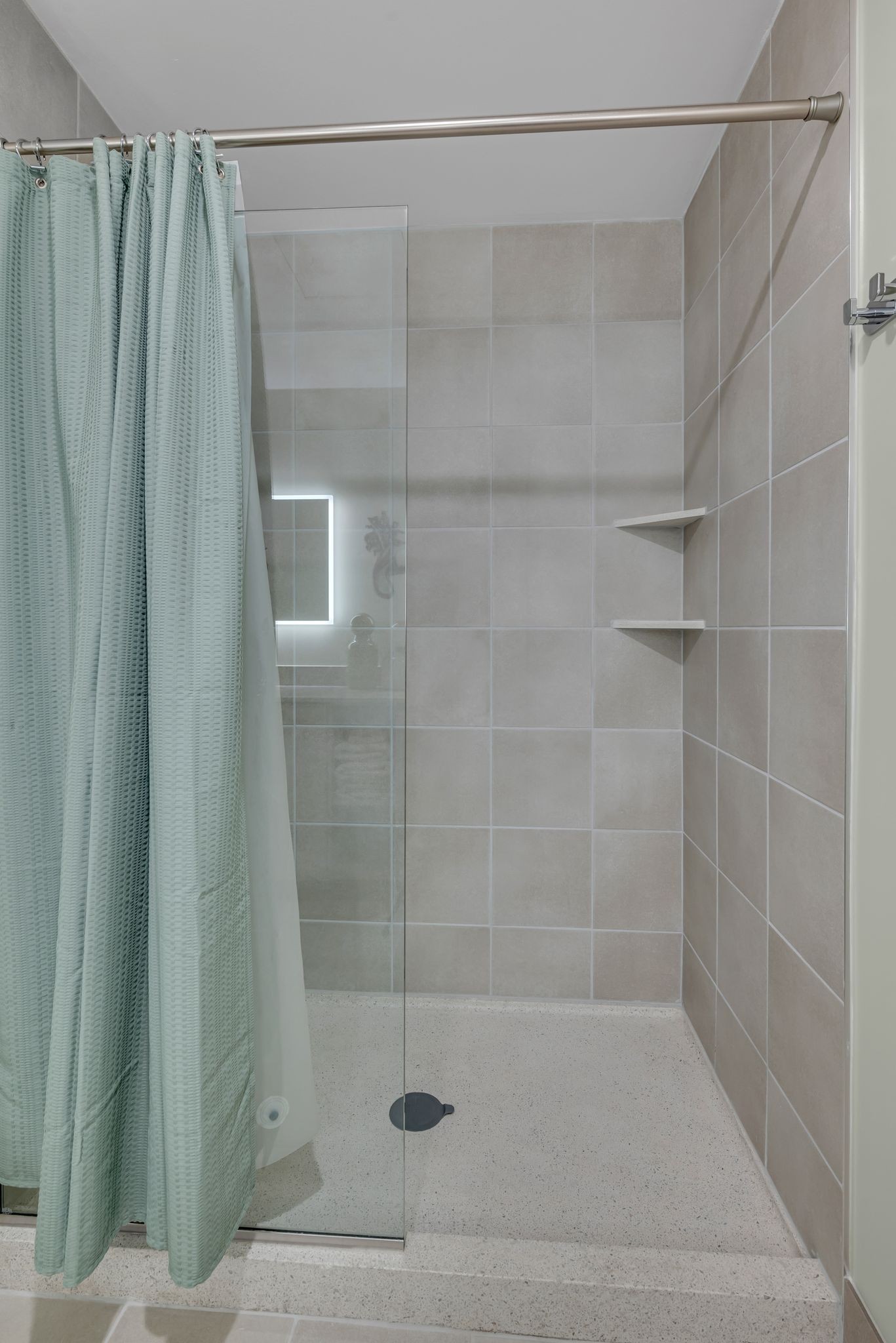 Nashville, Tennessee 37219, United States, 2 Bedrooms Bedrooms, ,2 BathroomsBathrooms,Residential,Active,4745