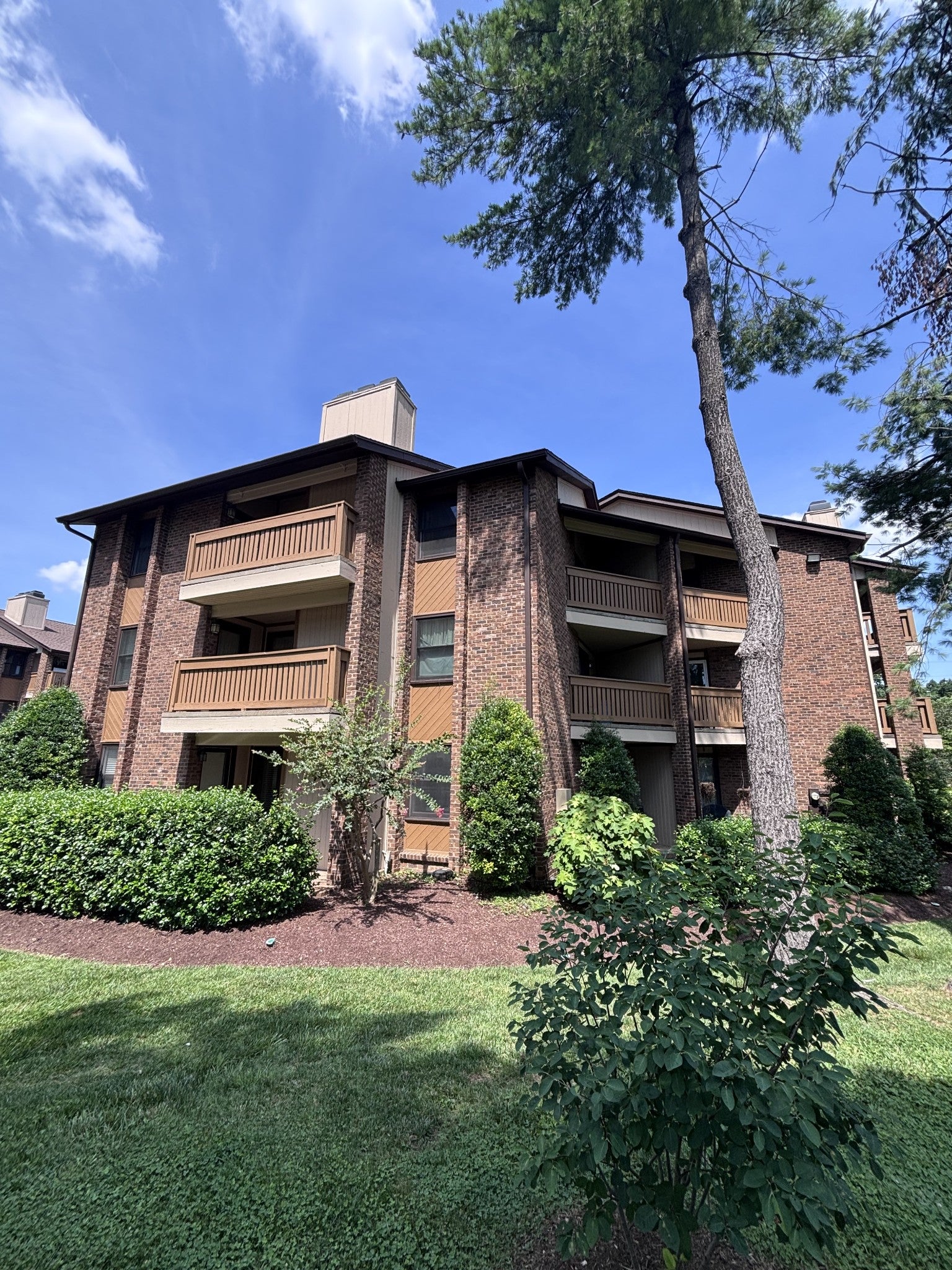 2-bed listing at 136 Hillsboro Pl, Nashville