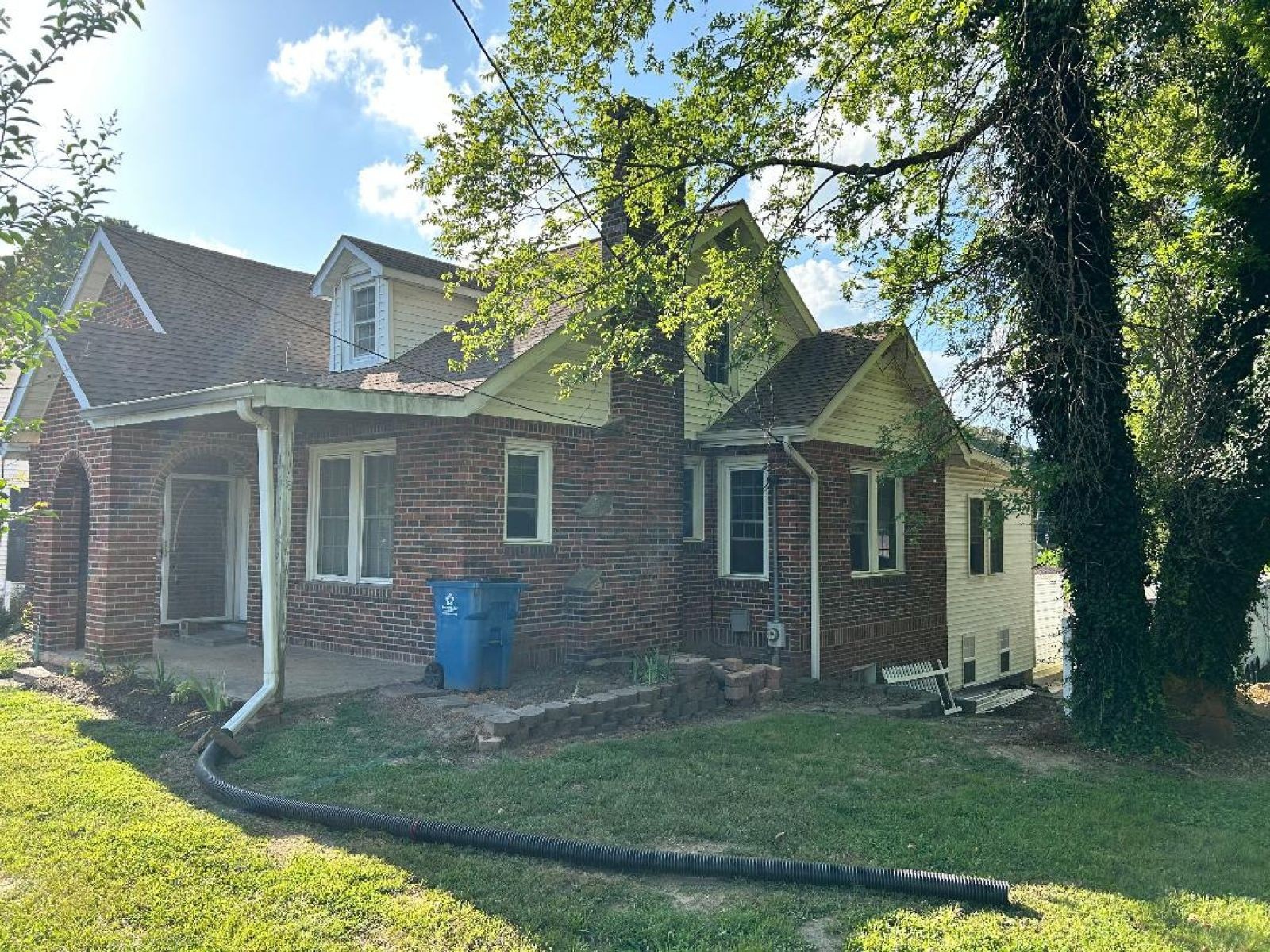 122 W Lake St