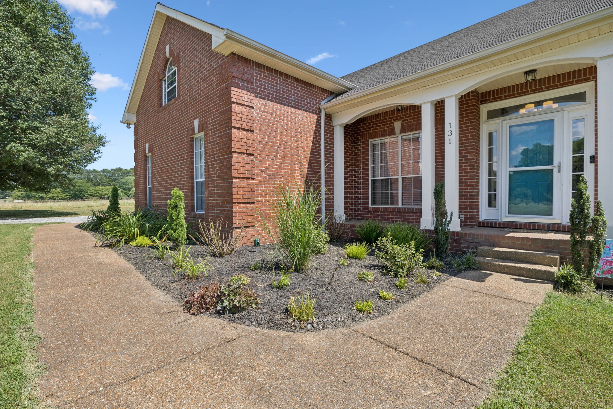 131 E Robertson Rd