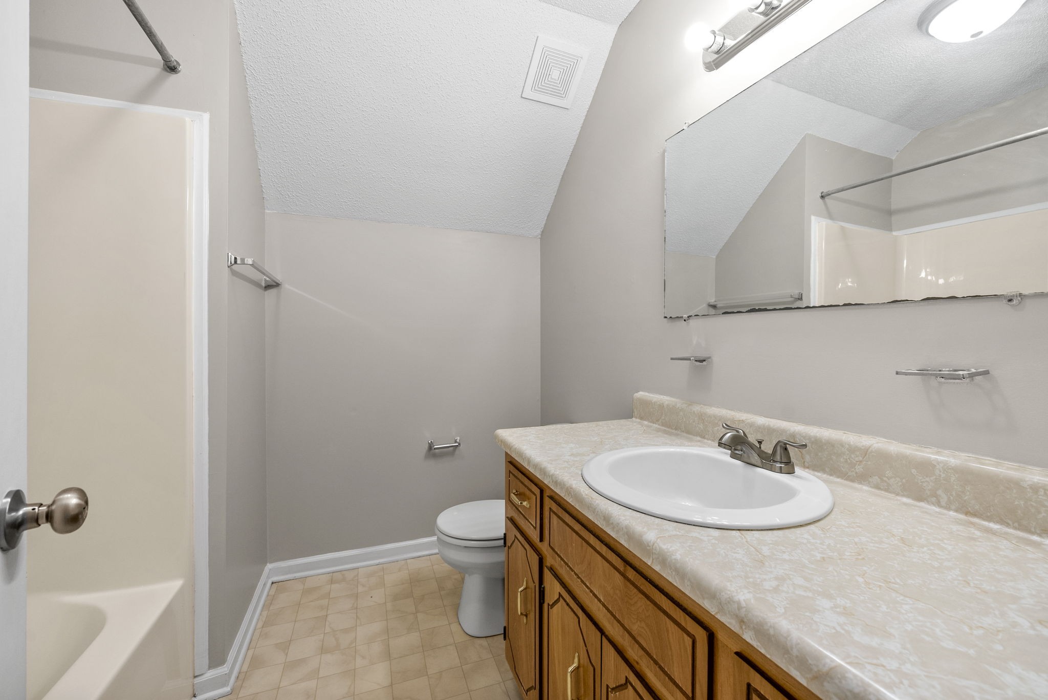 Clarksville, Tennessee 37040, United States, 2 Bedrooms Bedrooms, ,2 BathroomsBathrooms,Residential,Active,186377