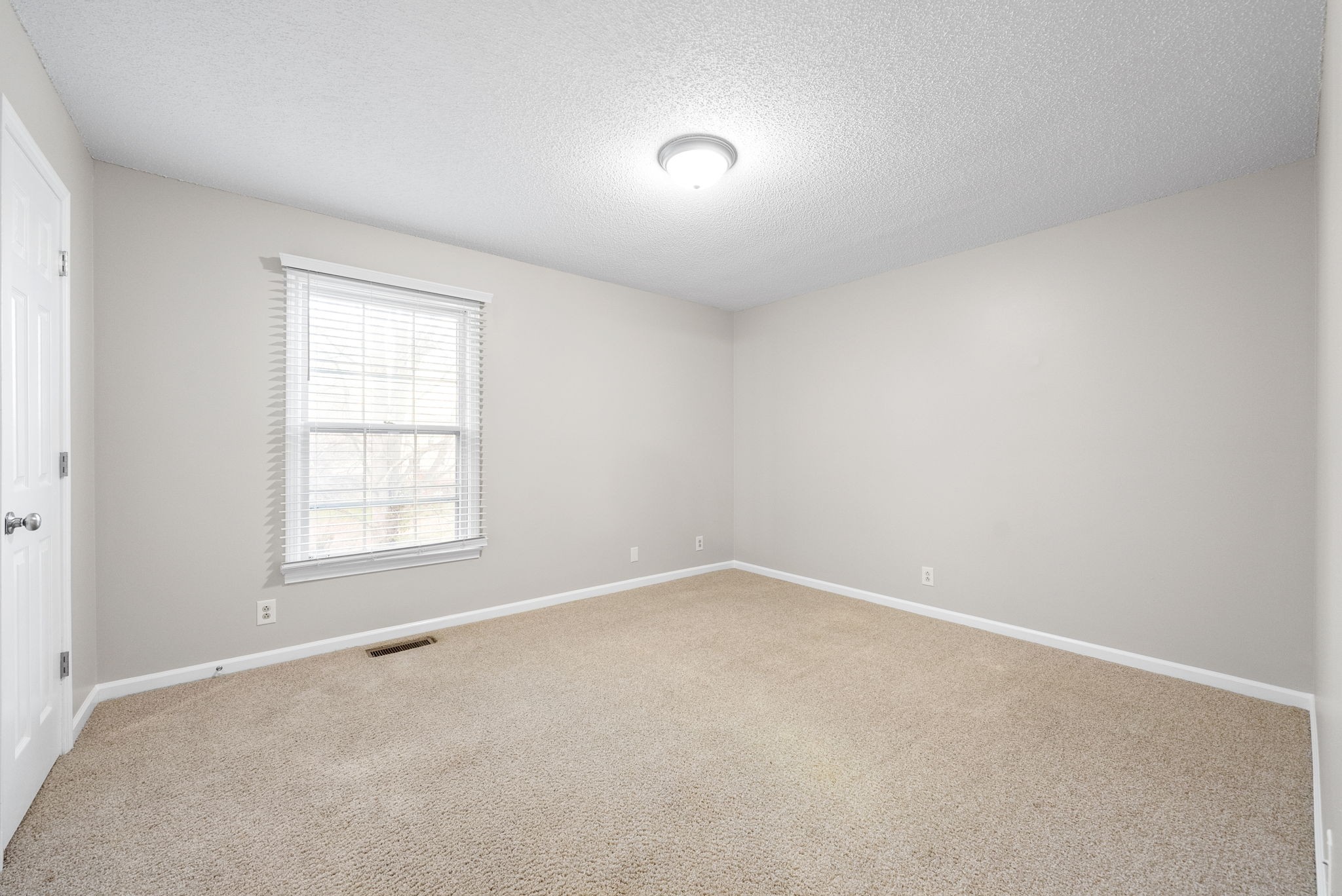 Clarksville, Tennessee 37040, United States, 2 Bedrooms Bedrooms, ,2 BathroomsBathrooms,Residential,Active,186377