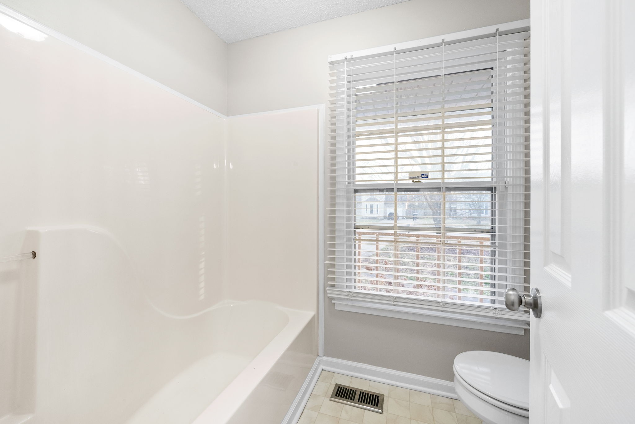 Clarksville, Tennessee 37040, United States, 2 Bedrooms Bedrooms, ,2 BathroomsBathrooms,Residential,Active,186377