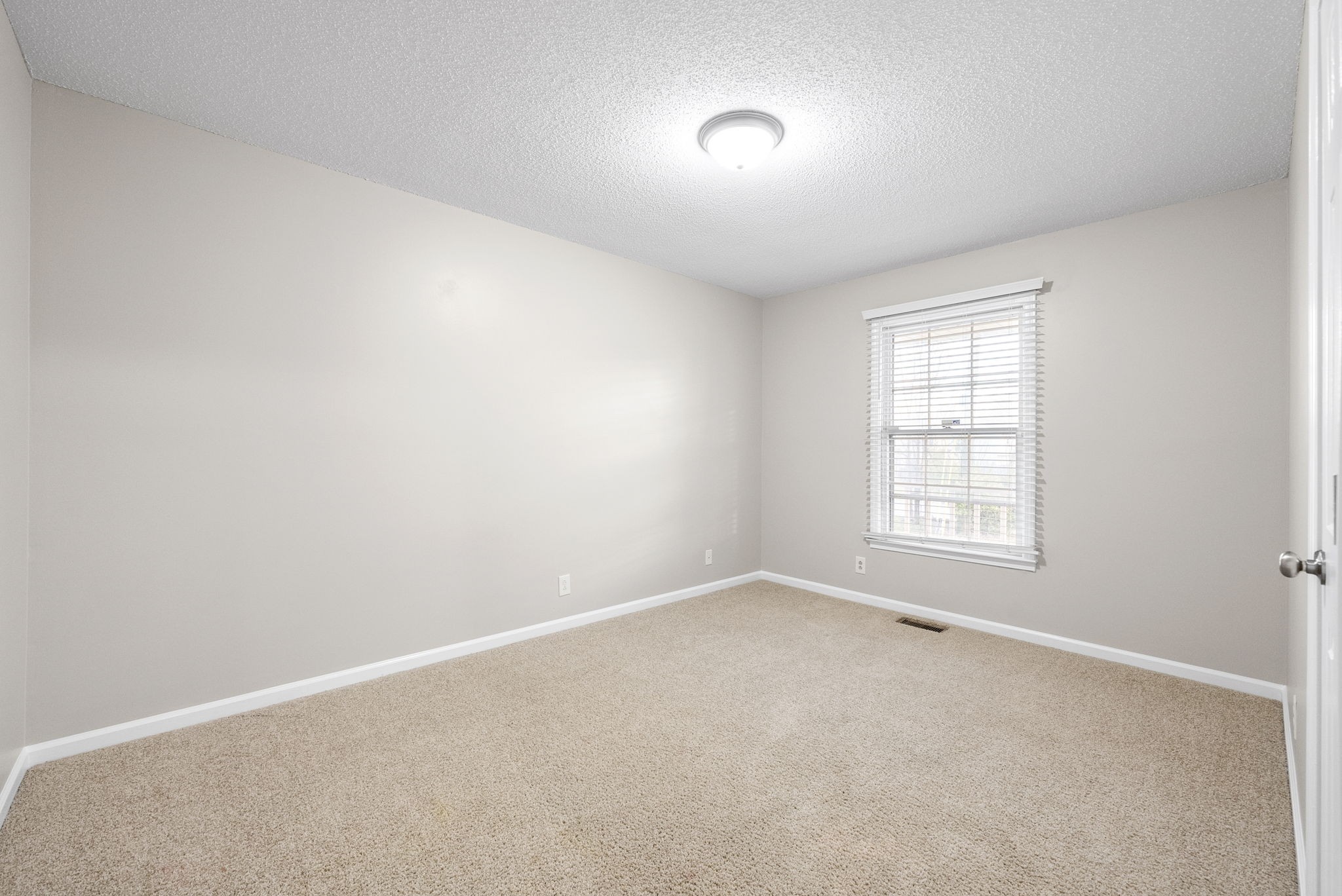 Clarksville, Tennessee 37040, United States, 2 Bedrooms Bedrooms, ,2 BathroomsBathrooms,Residential,Active,186377