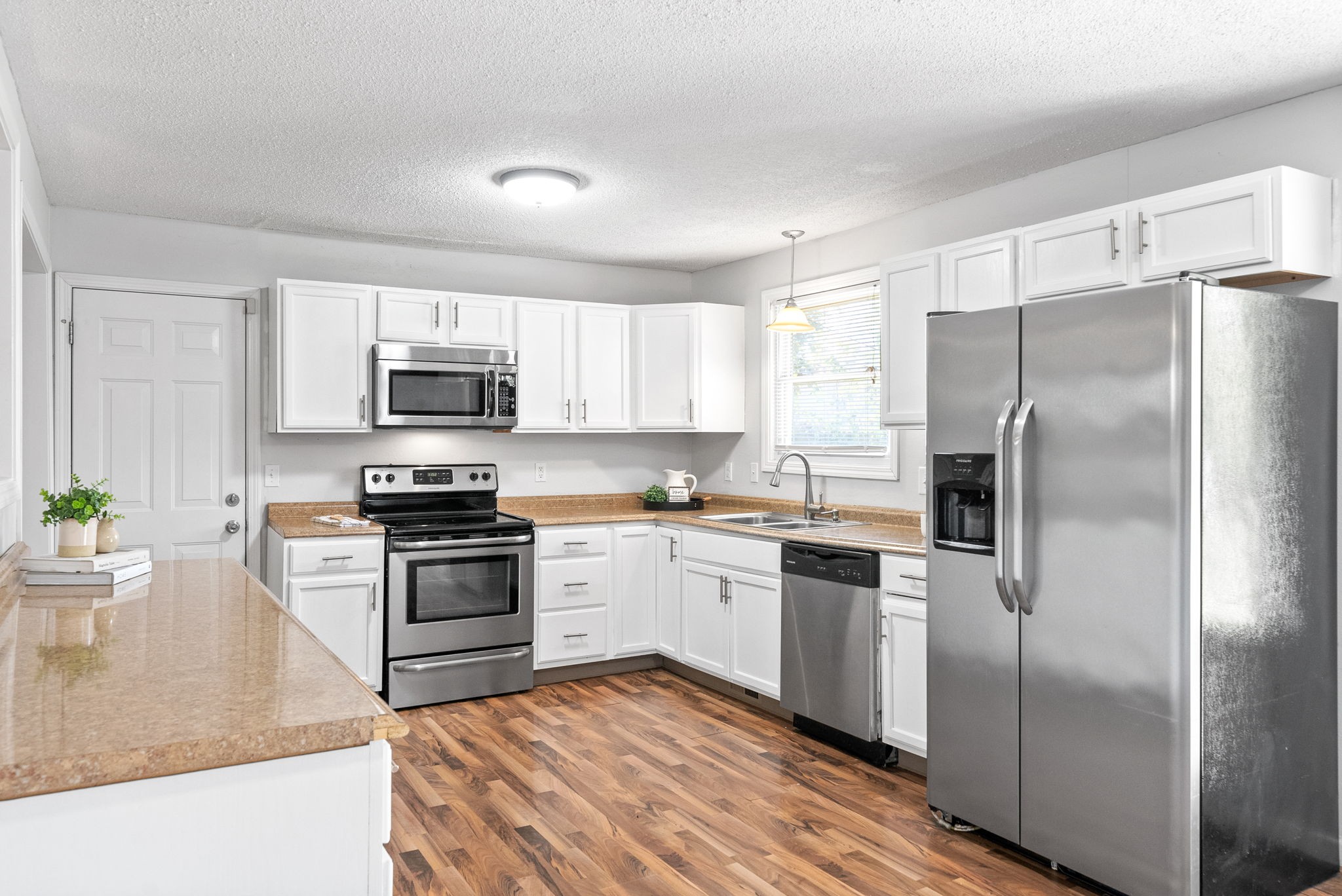 Clarksville, Tennessee 37042, United States, 3 Bedrooms Bedrooms, ,2 BathroomsBathrooms,Residential,Pending,35310