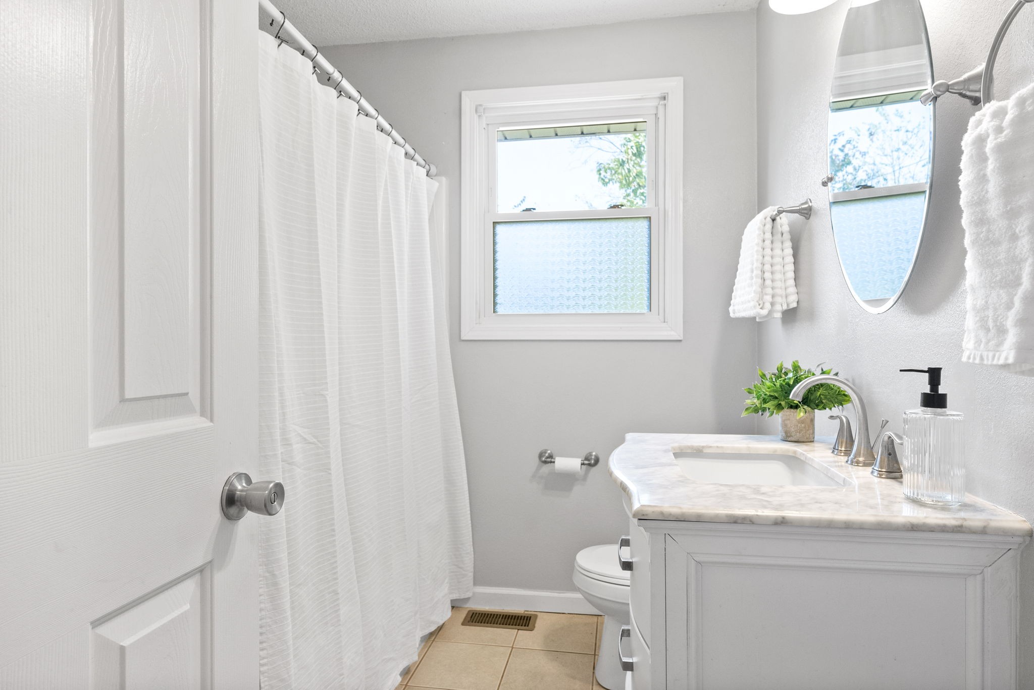 Clarksville, Tennessee 37042, United States, 3 Bedrooms Bedrooms, ,2 BathroomsBathrooms,Residential,Pending,35310