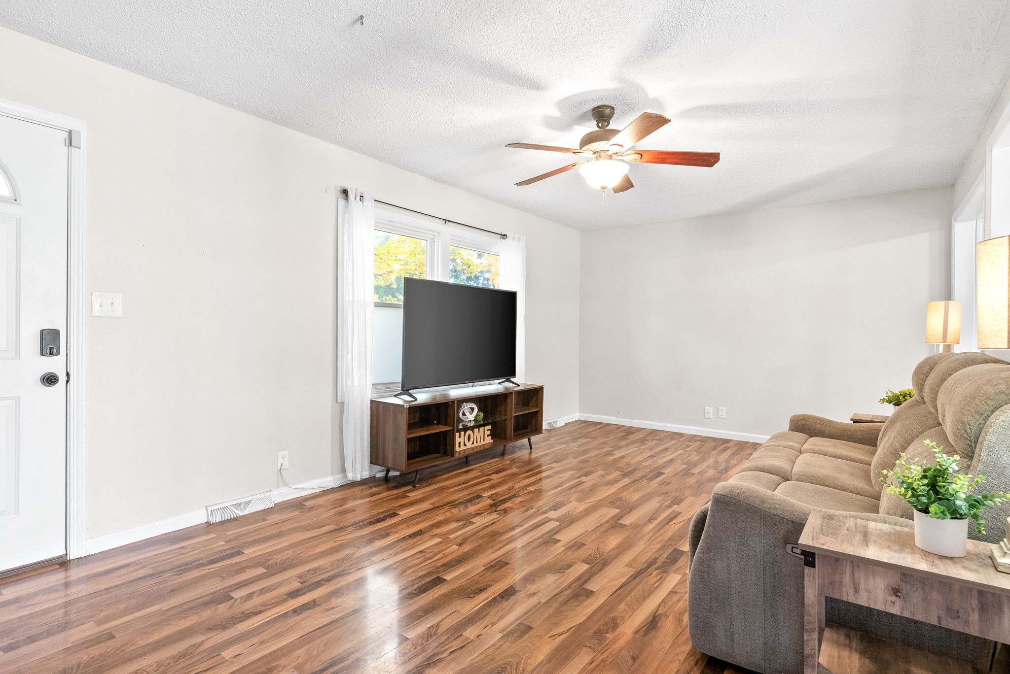 Clarksville, Tennessee 37042, United States, 3 Bedrooms Bedrooms, ,2 BathroomsBathrooms,Residential,Pending,35310