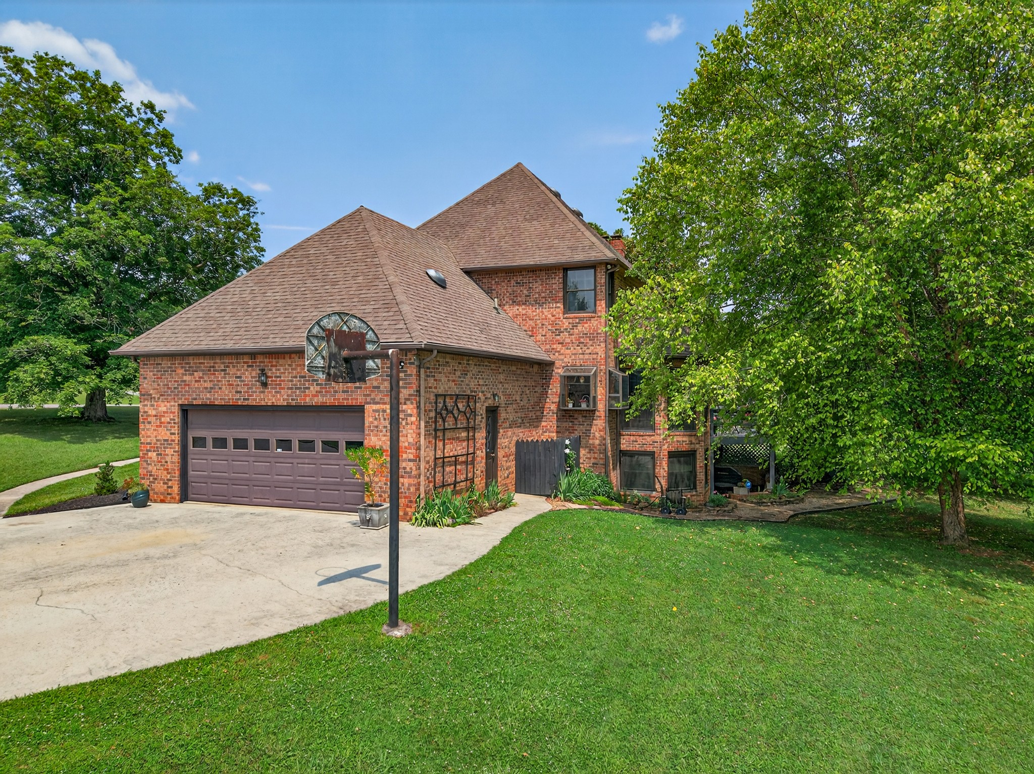 806 Manor Dr