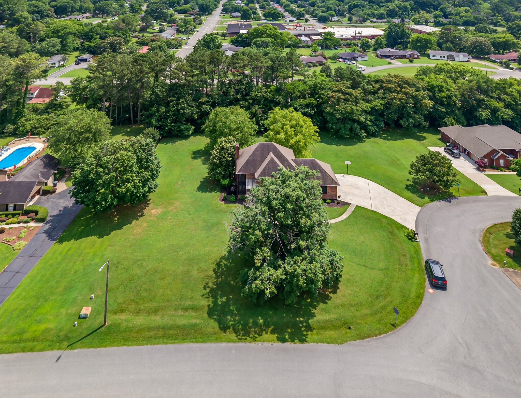 806 Manor Dr