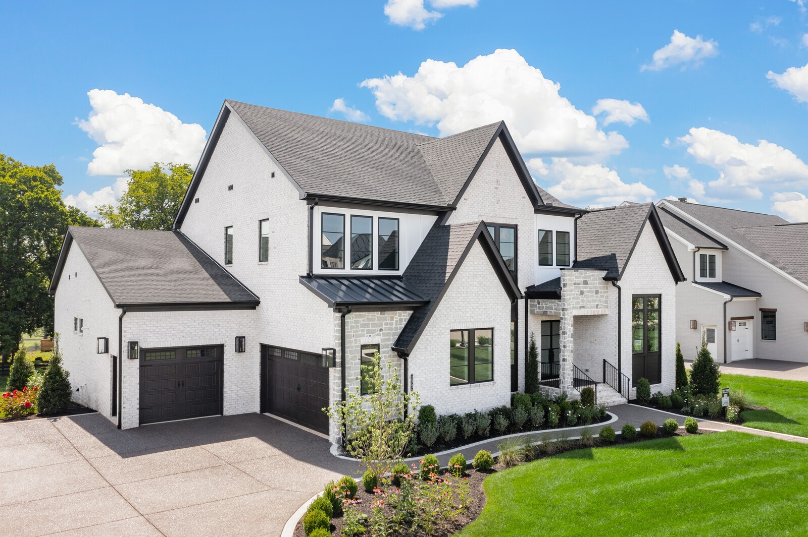 1552 White Barn