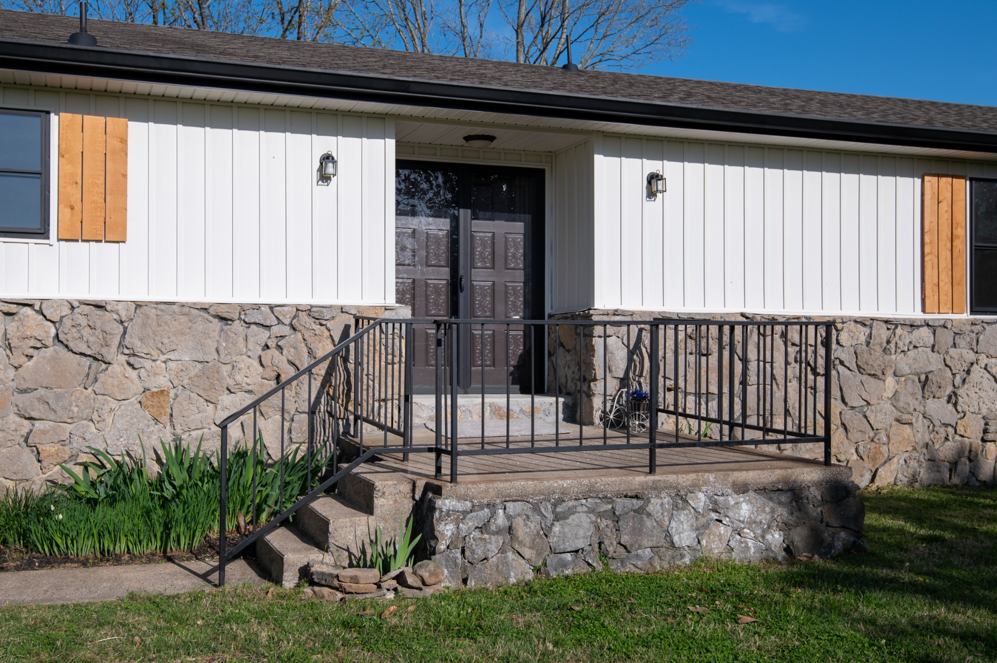 330 Newton Ln