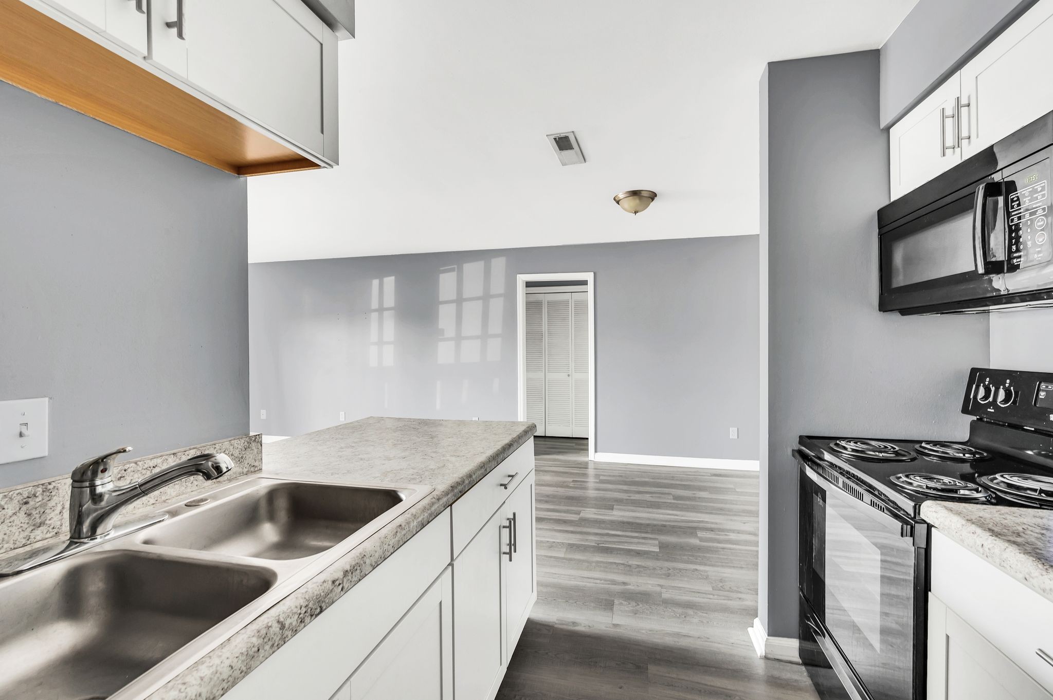 Nashville, Tennessee 37211, United States, 2 Bedrooms Bedrooms, ,2 BathroomsBathrooms,Residential,Active,40318