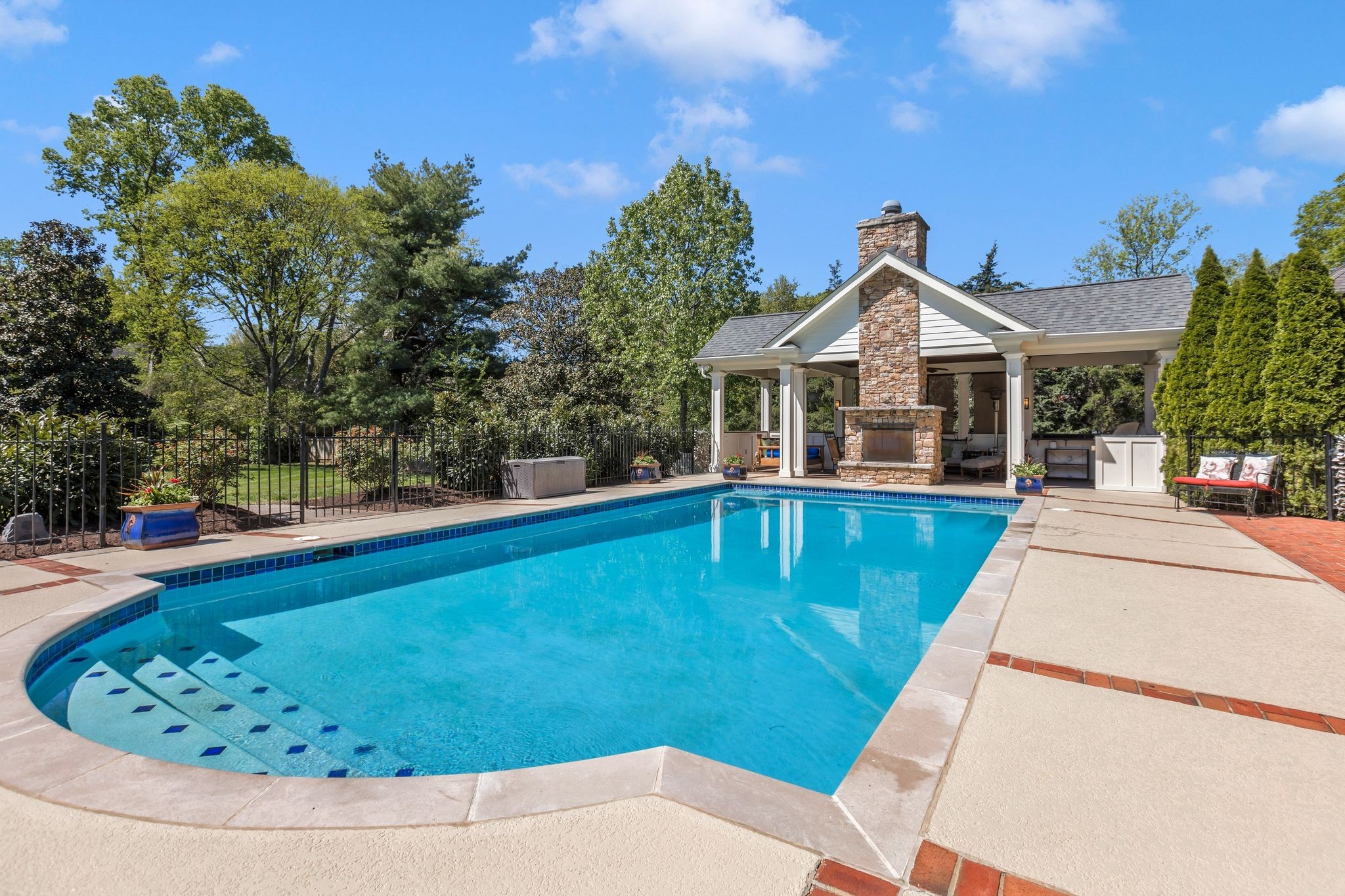 2433 Golf Club Ln
