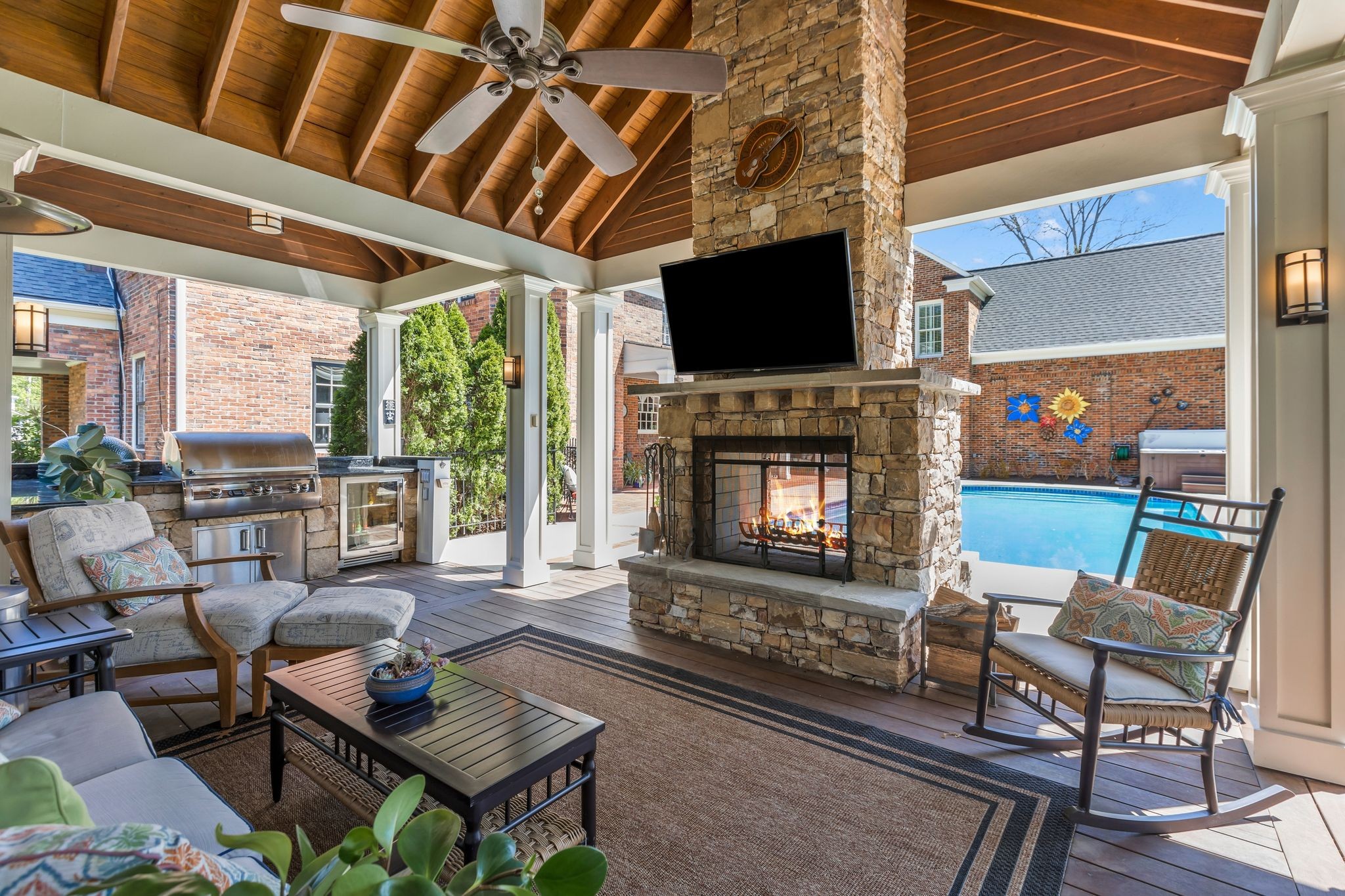 2433 Golf Club Ln