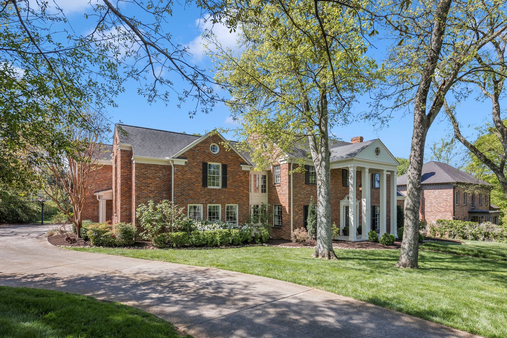 2433 Golf Club Ln
