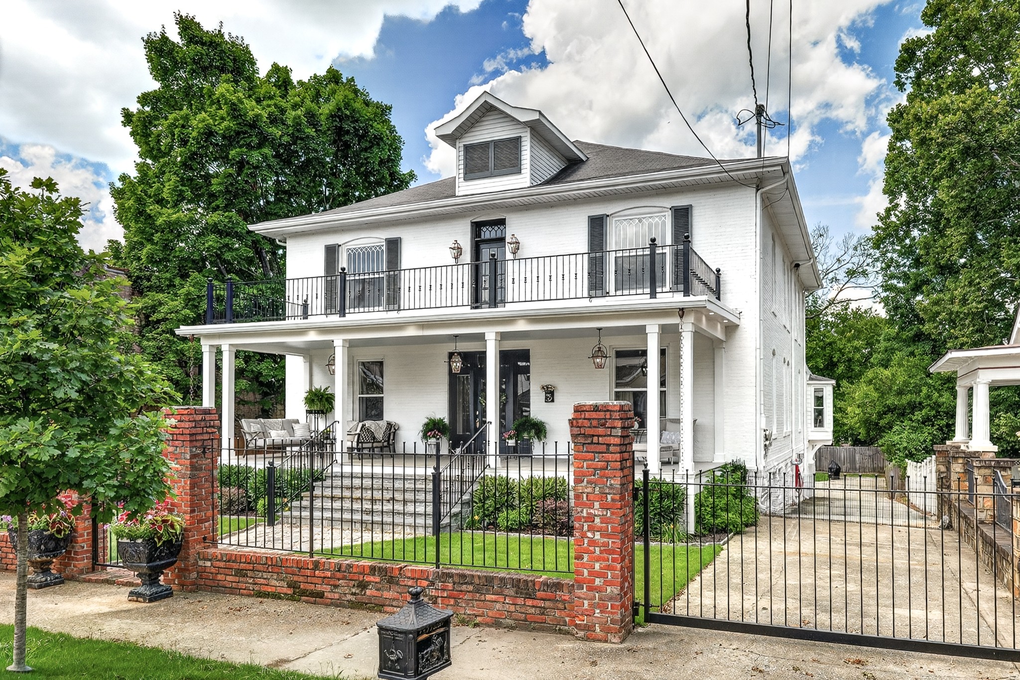 206 Main Ave N