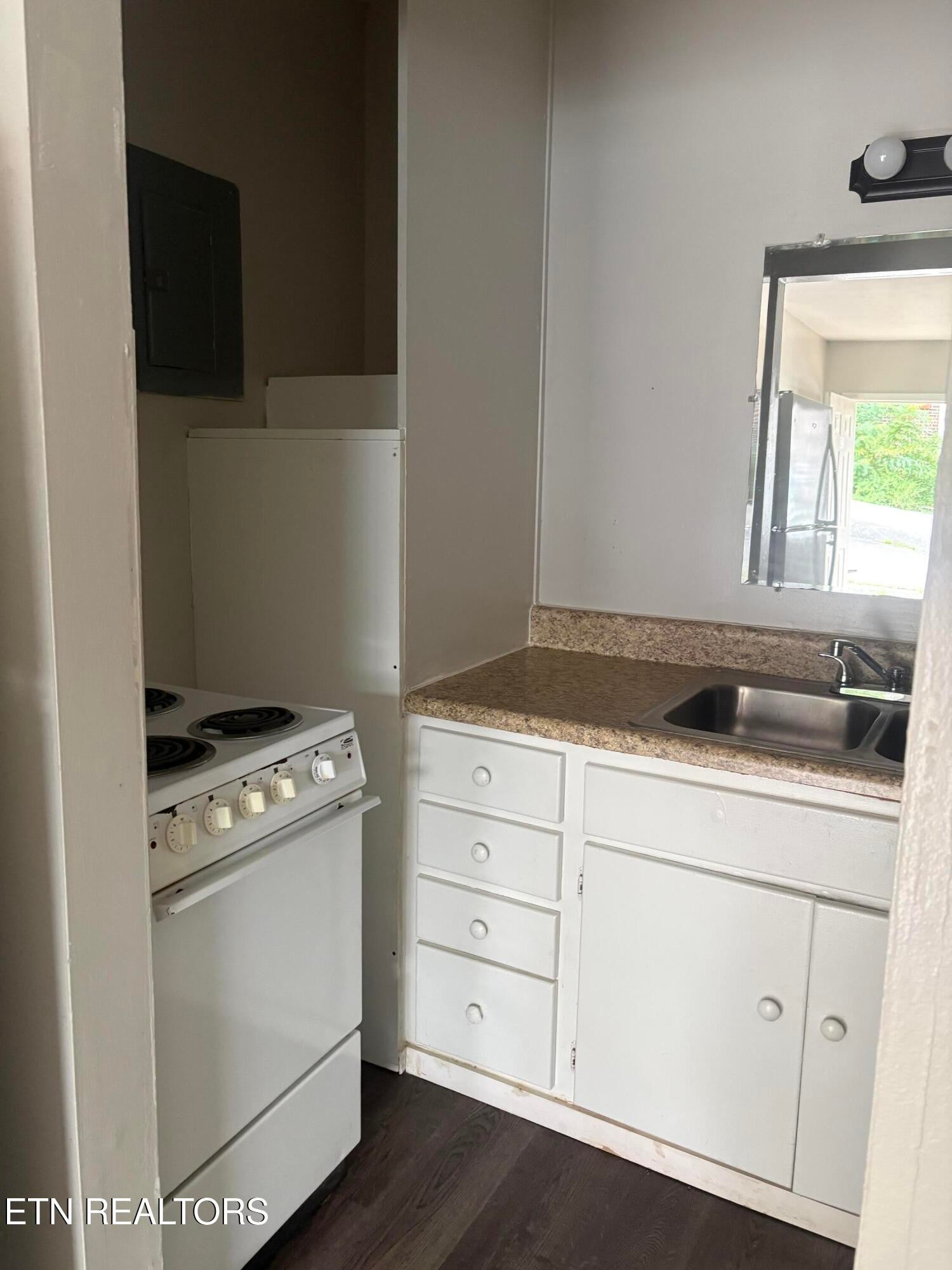 215 E Race St 13