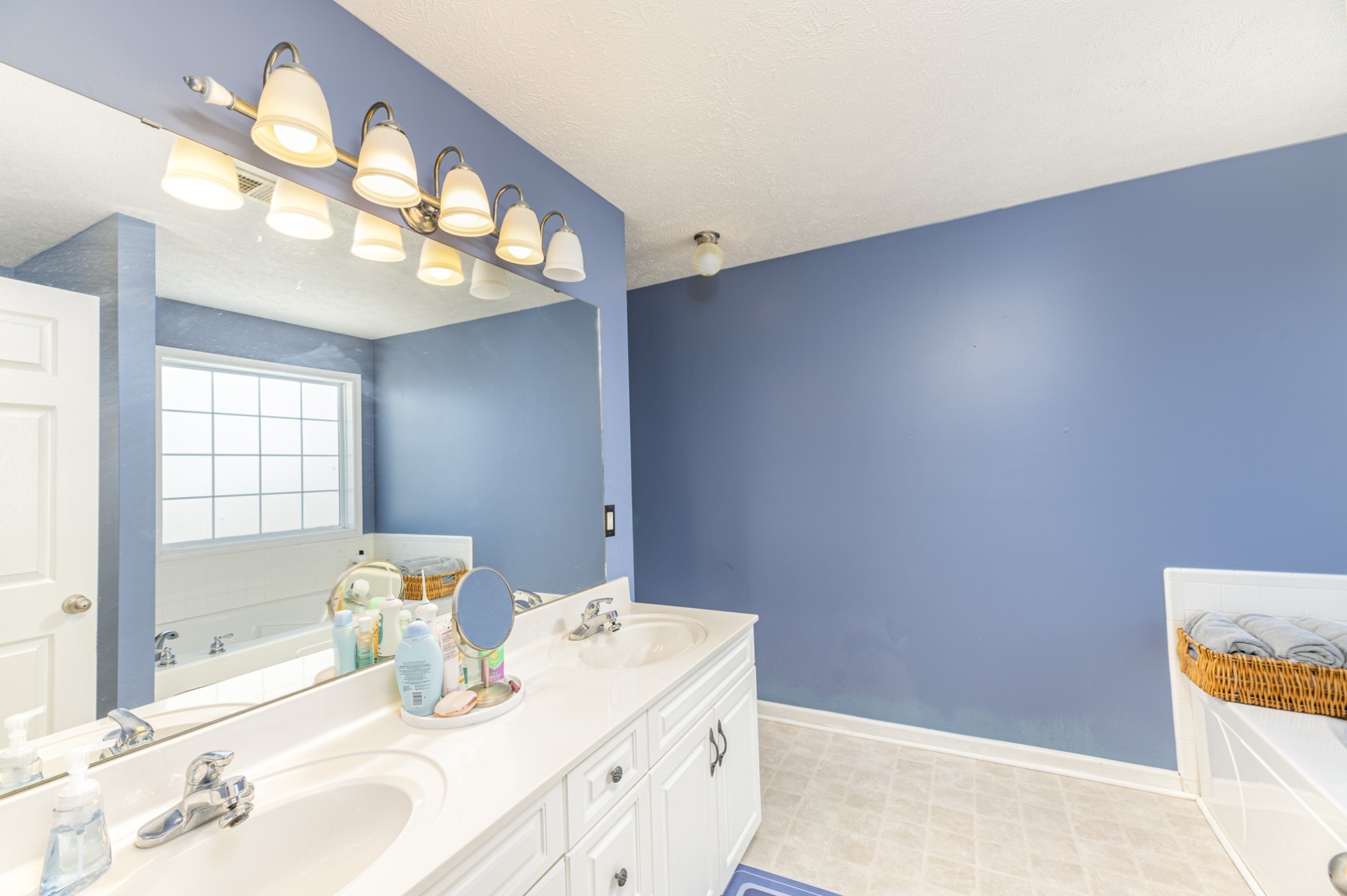 Clarksville, Tennessee 37040, United States, 4 Bedrooms Bedrooms, ,3 BathroomsBathrooms,Residential,Active,192705