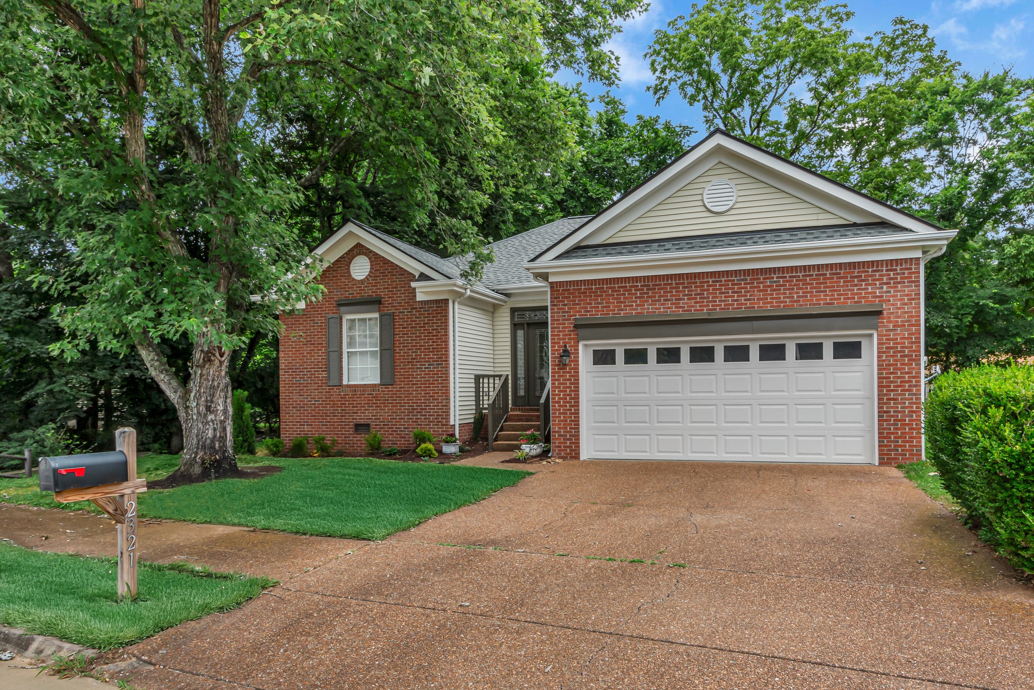 2321 Surrey Ln