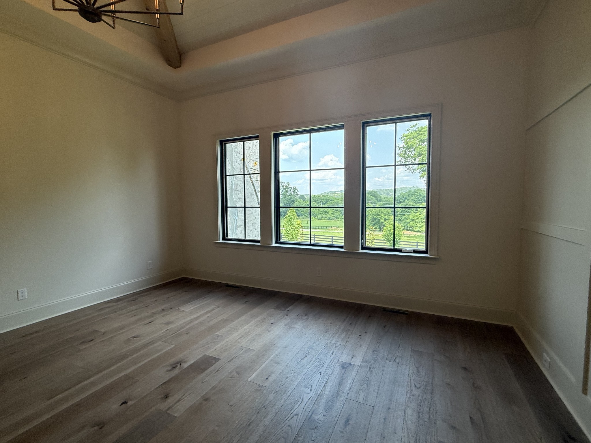 1550 White Barn