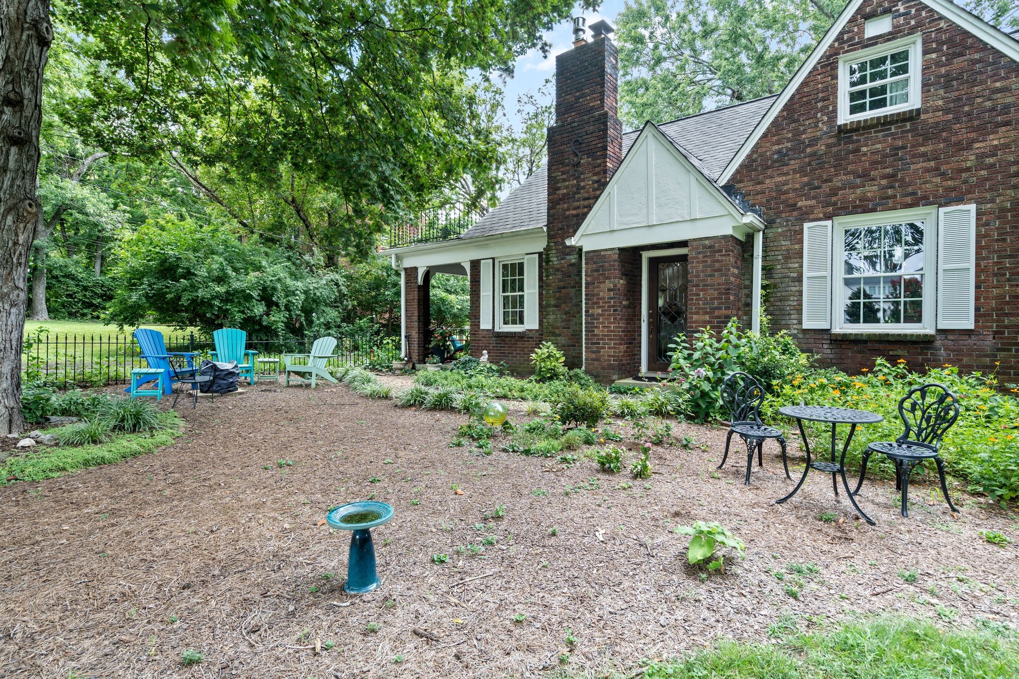 915 Gale Ln
