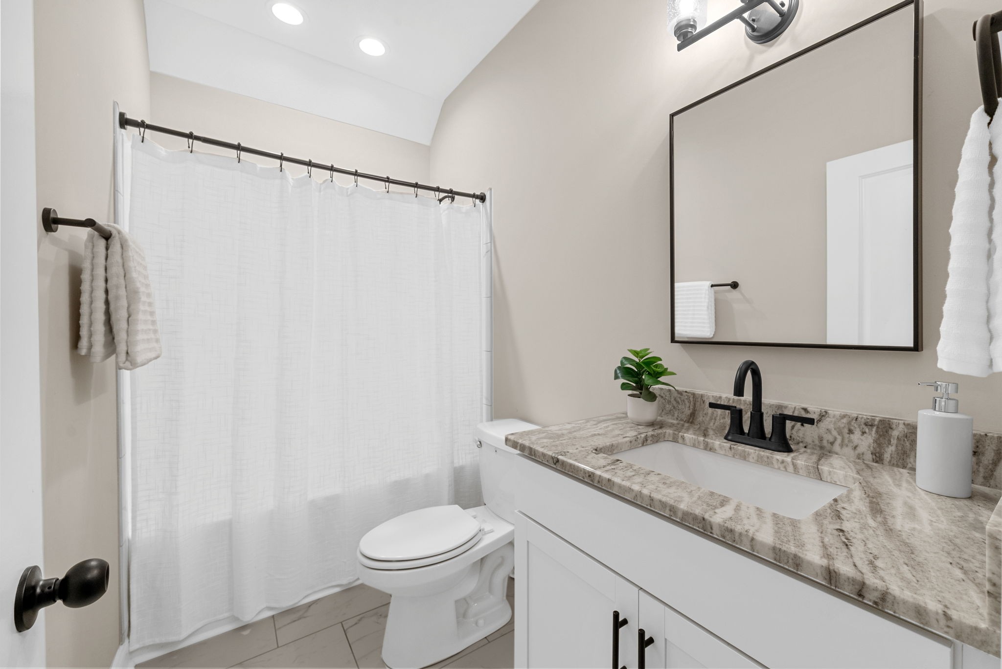 Clarksville, Tennessee 37040, United States, 4 Bedrooms Bedrooms, ,4 BathroomsBathrooms,Residential,Active,218137