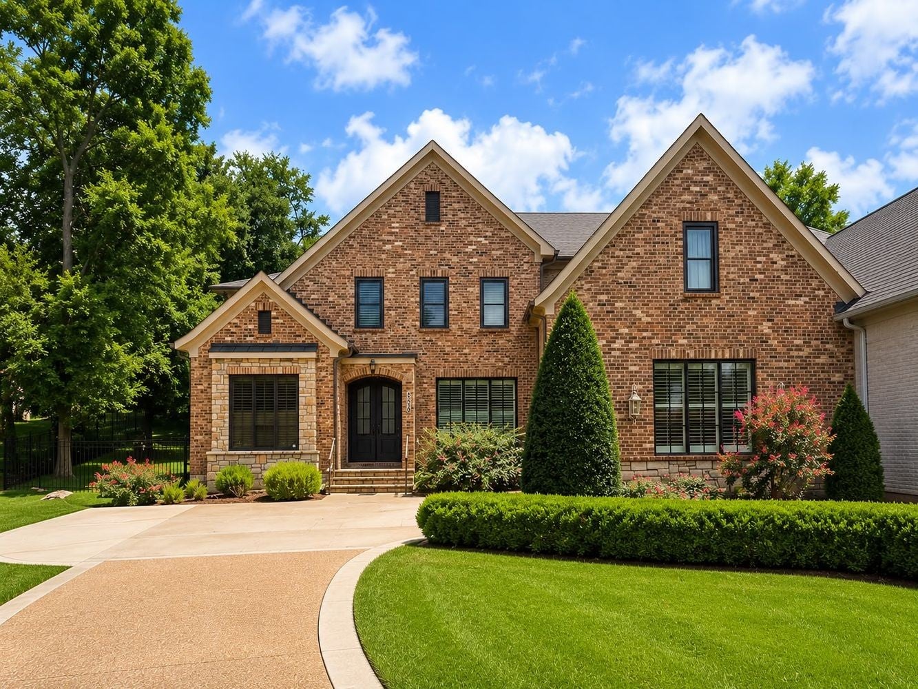 5-bed listing at 3700 Benham Ave, Nashville