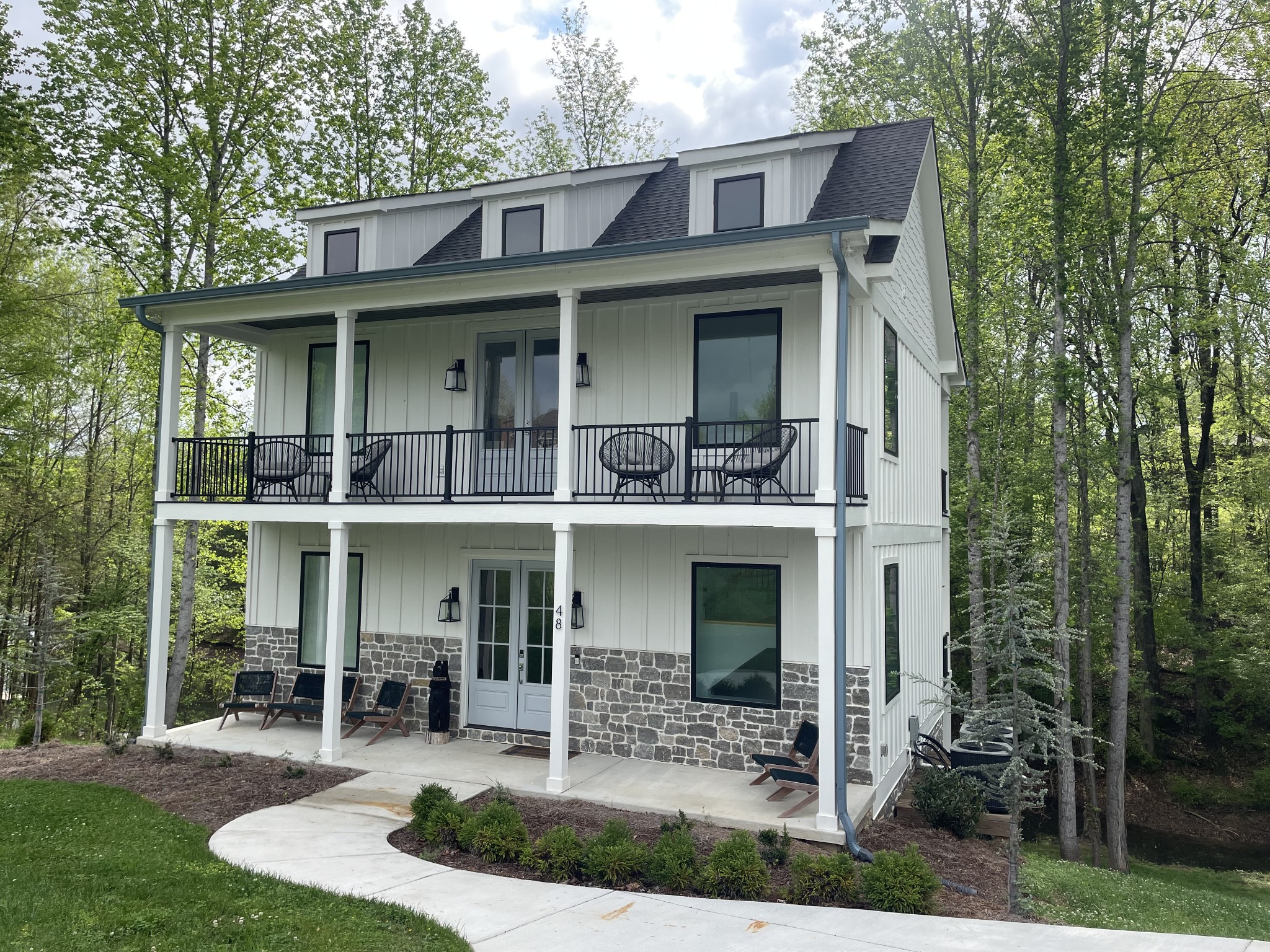 48 White Oak Ln