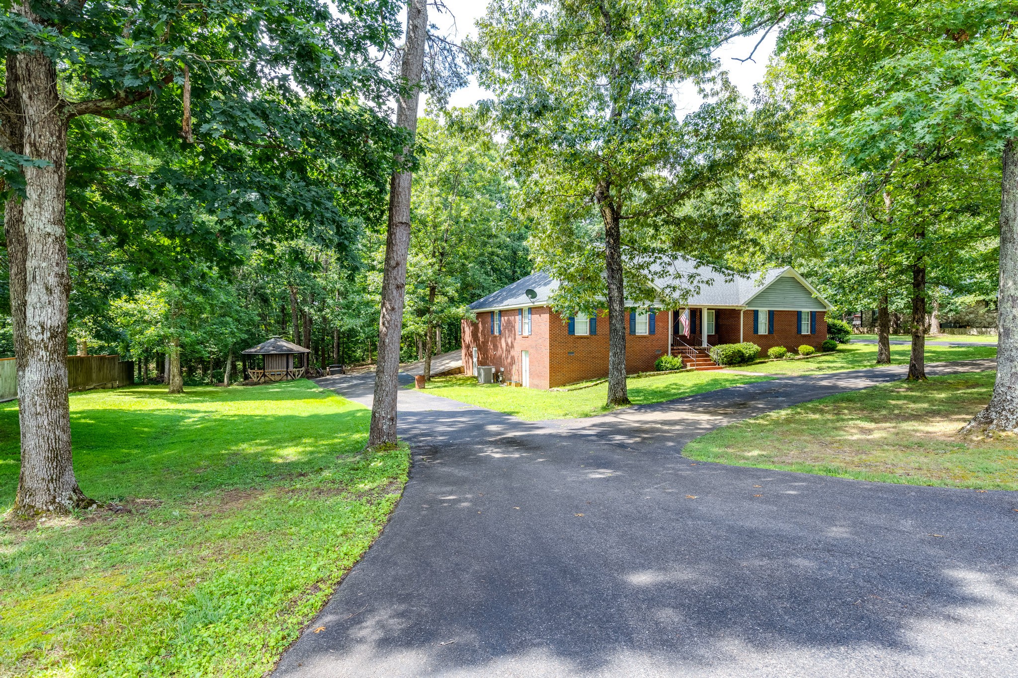 106 Parkwood Ln