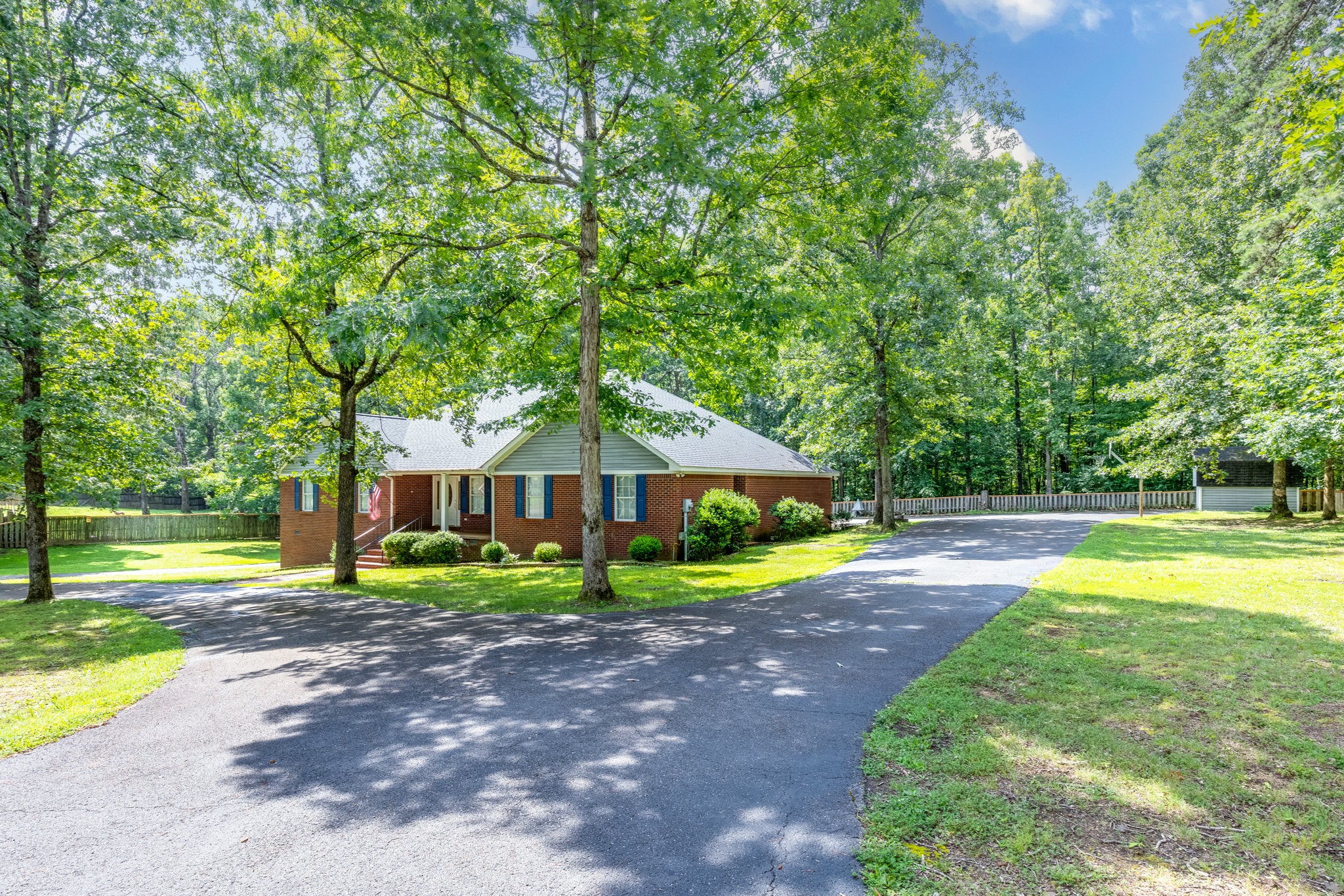 106 Parkwood Ln