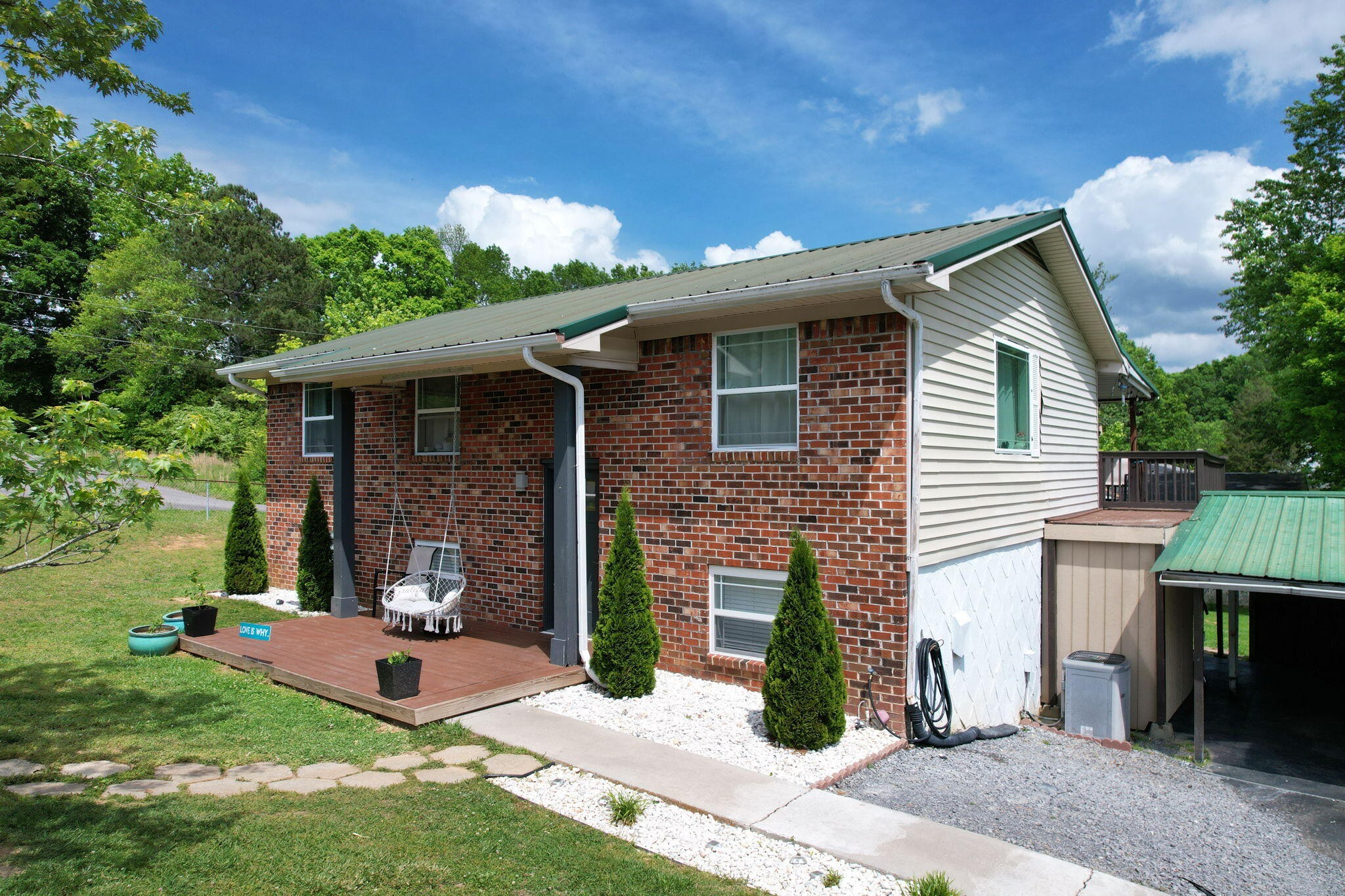 810 Green Hills Drive SE