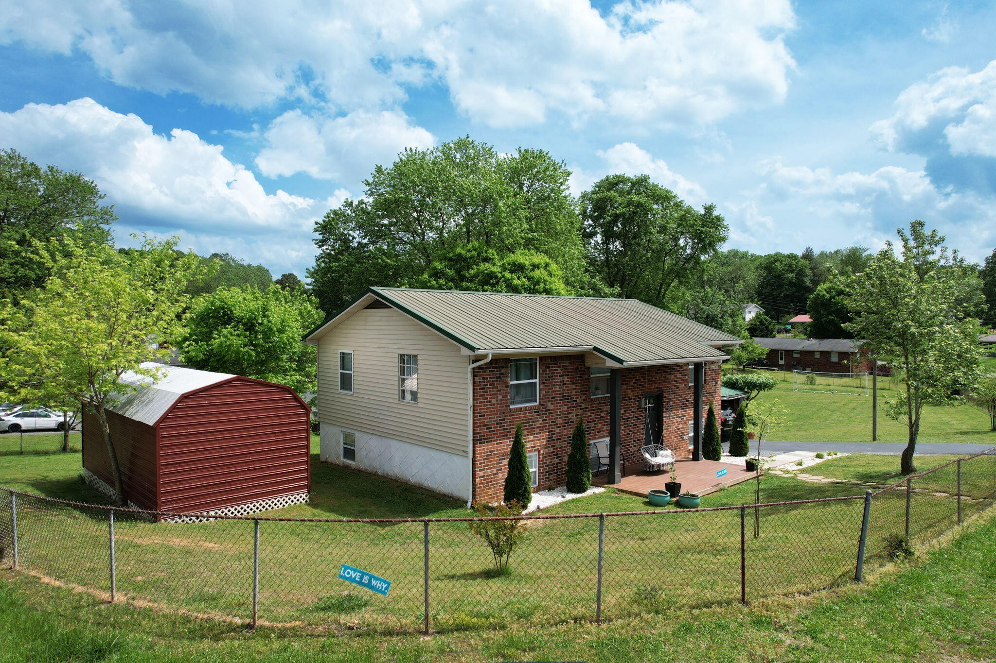 810 Green Hills Drive SE