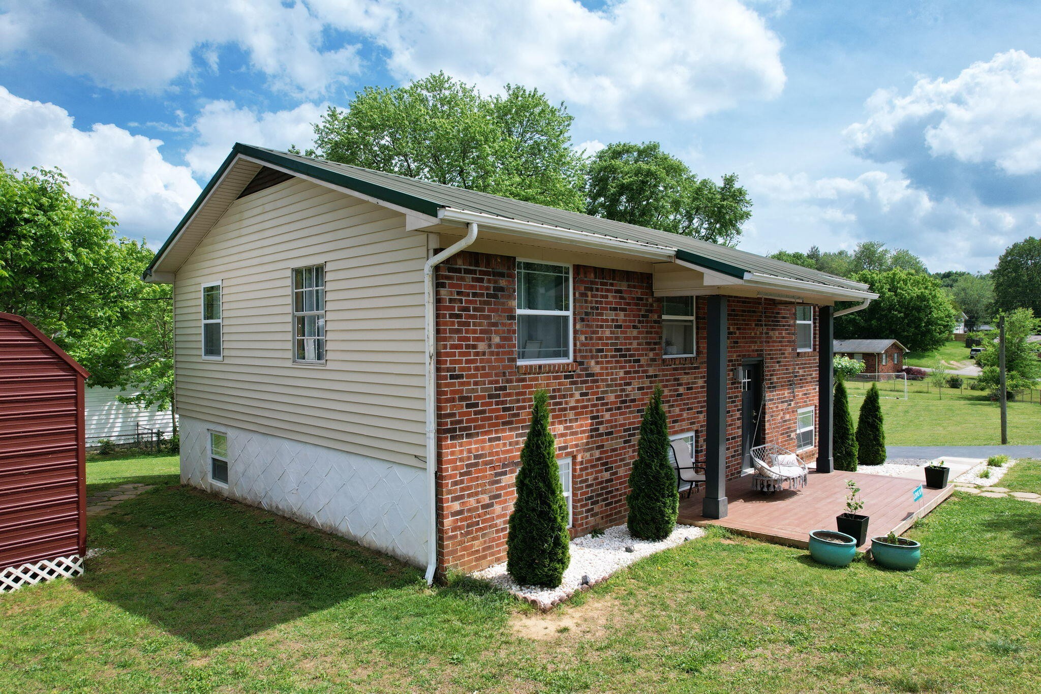 810 Green Hills Drive SE