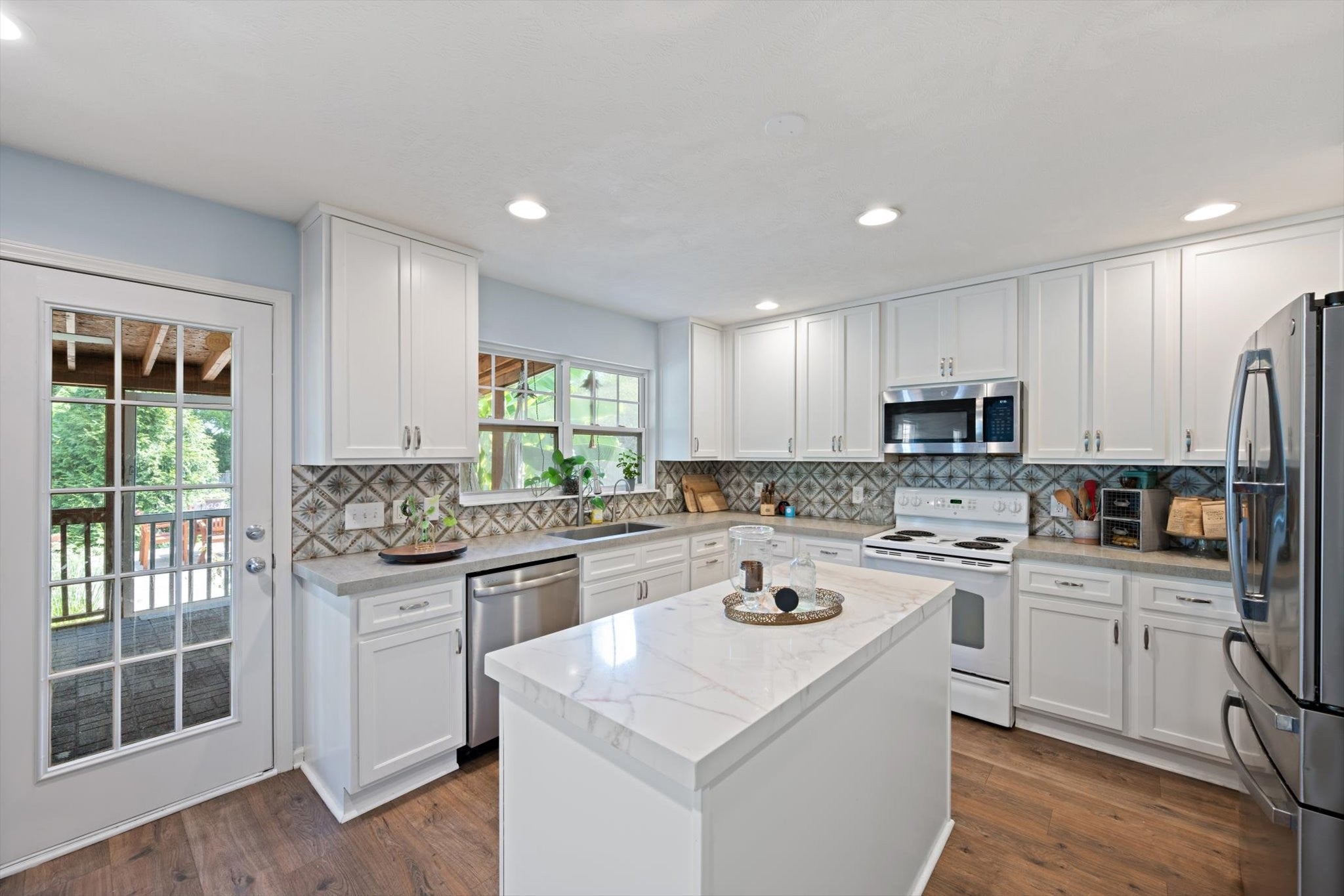 4537 Hawthorn Dr