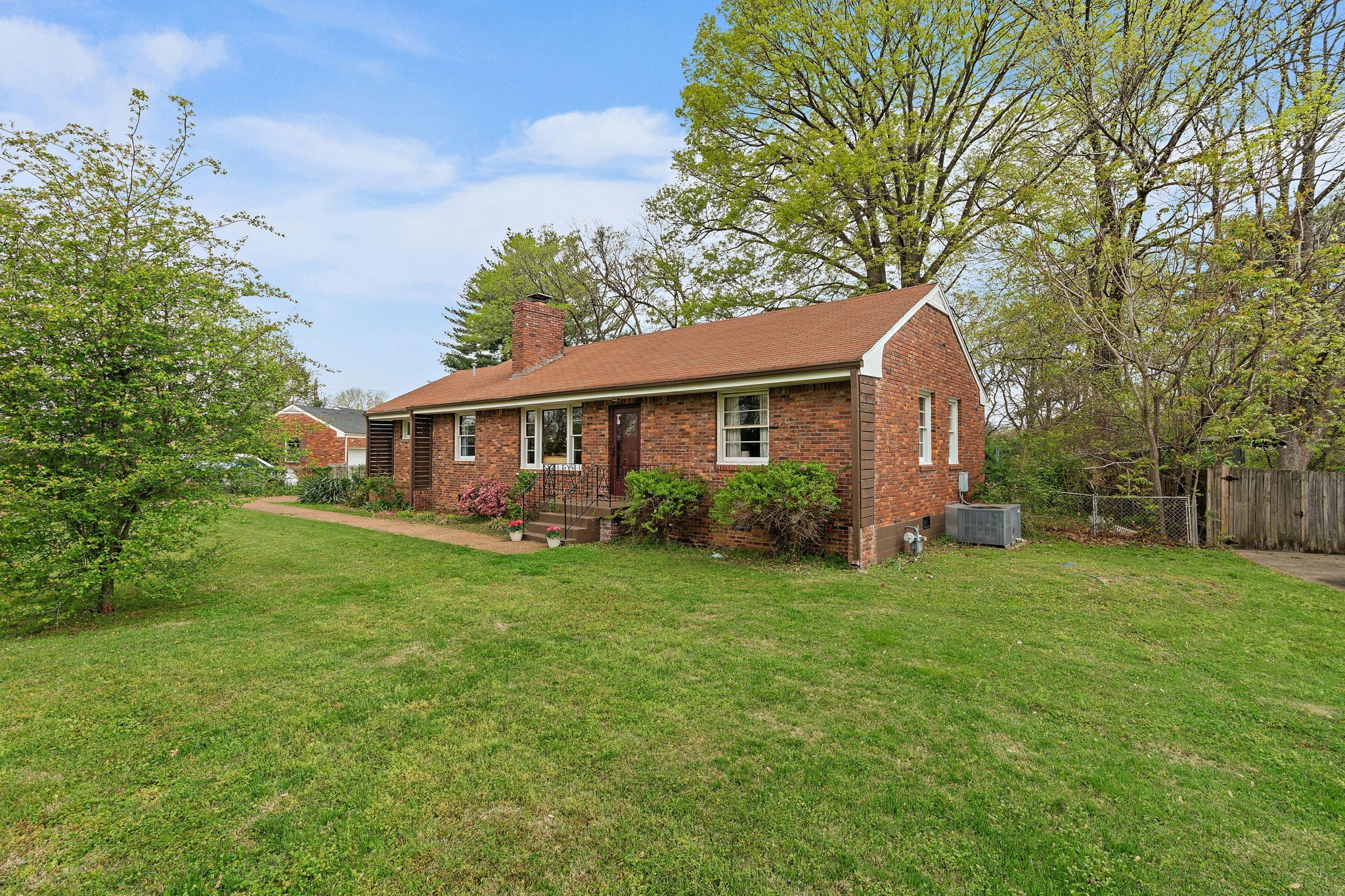 2402 Springview Dr