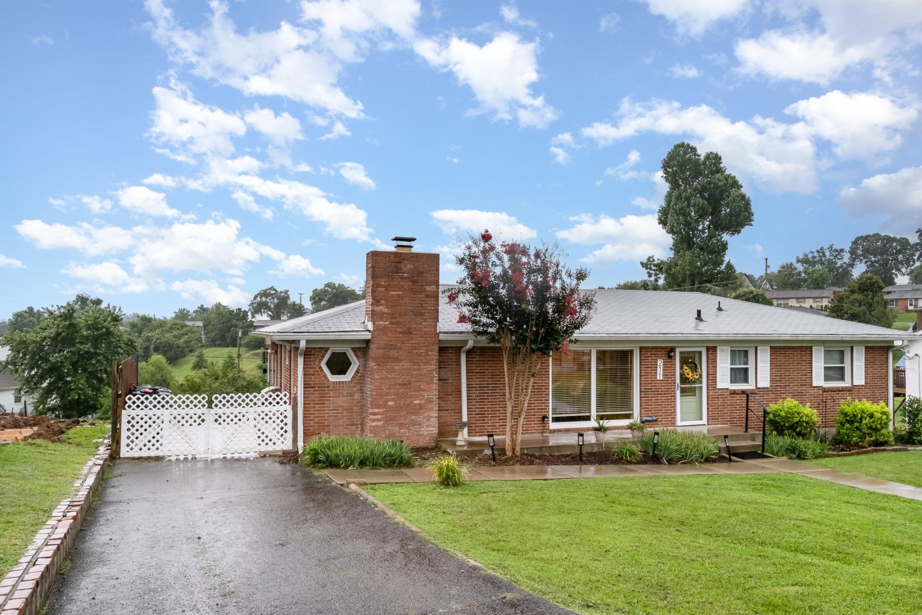 211 Perlen Dr