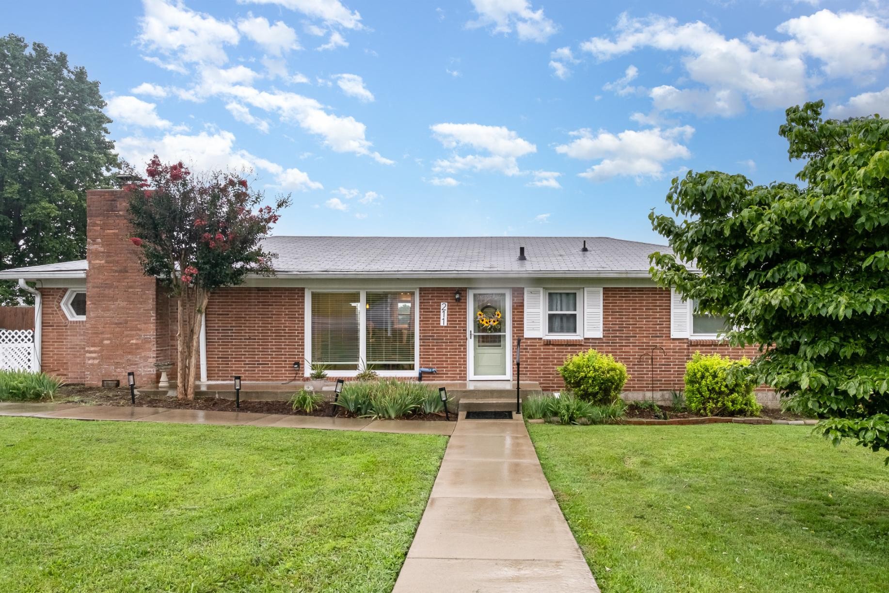 211 Perlen Dr
