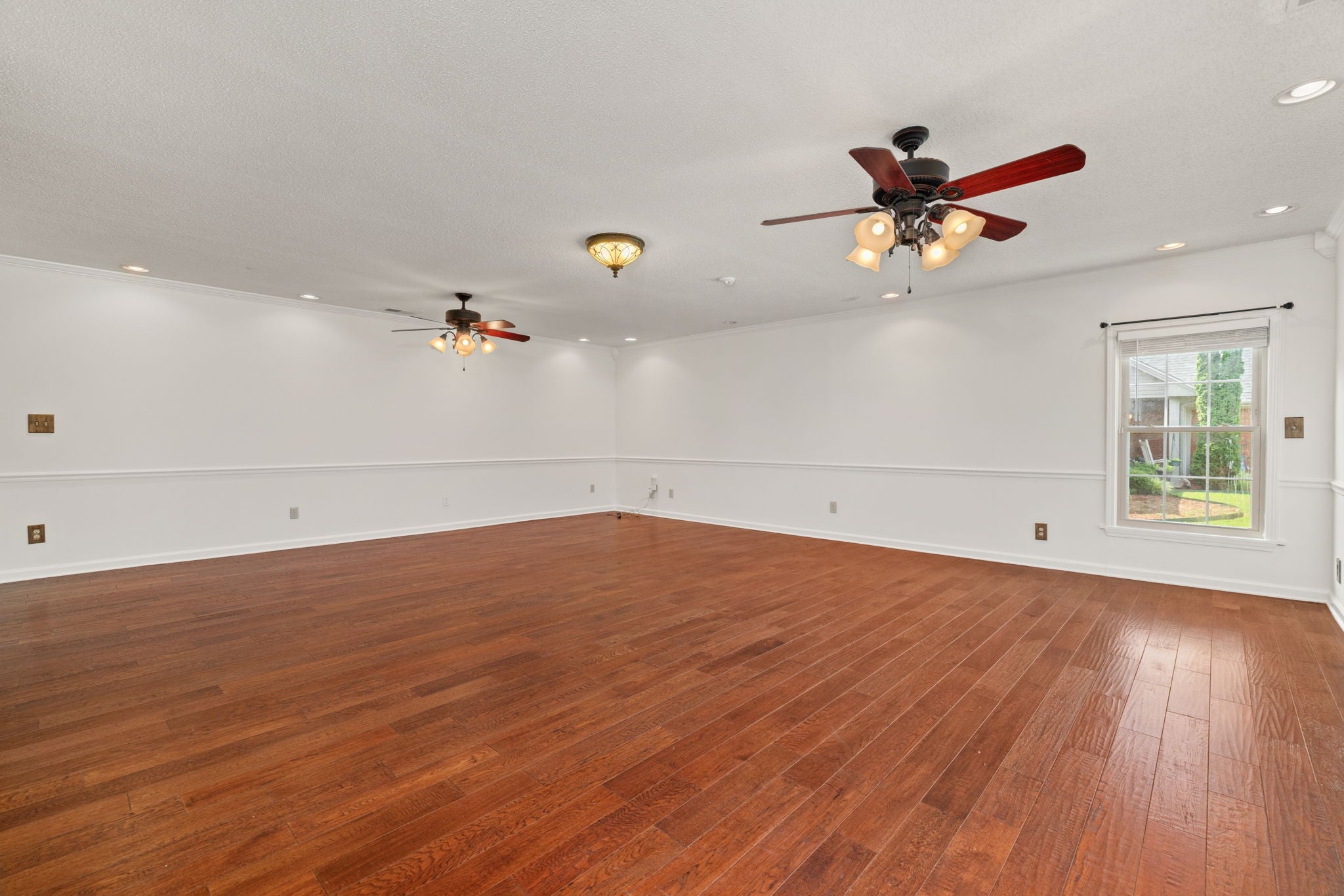 215 Oakview Cir
