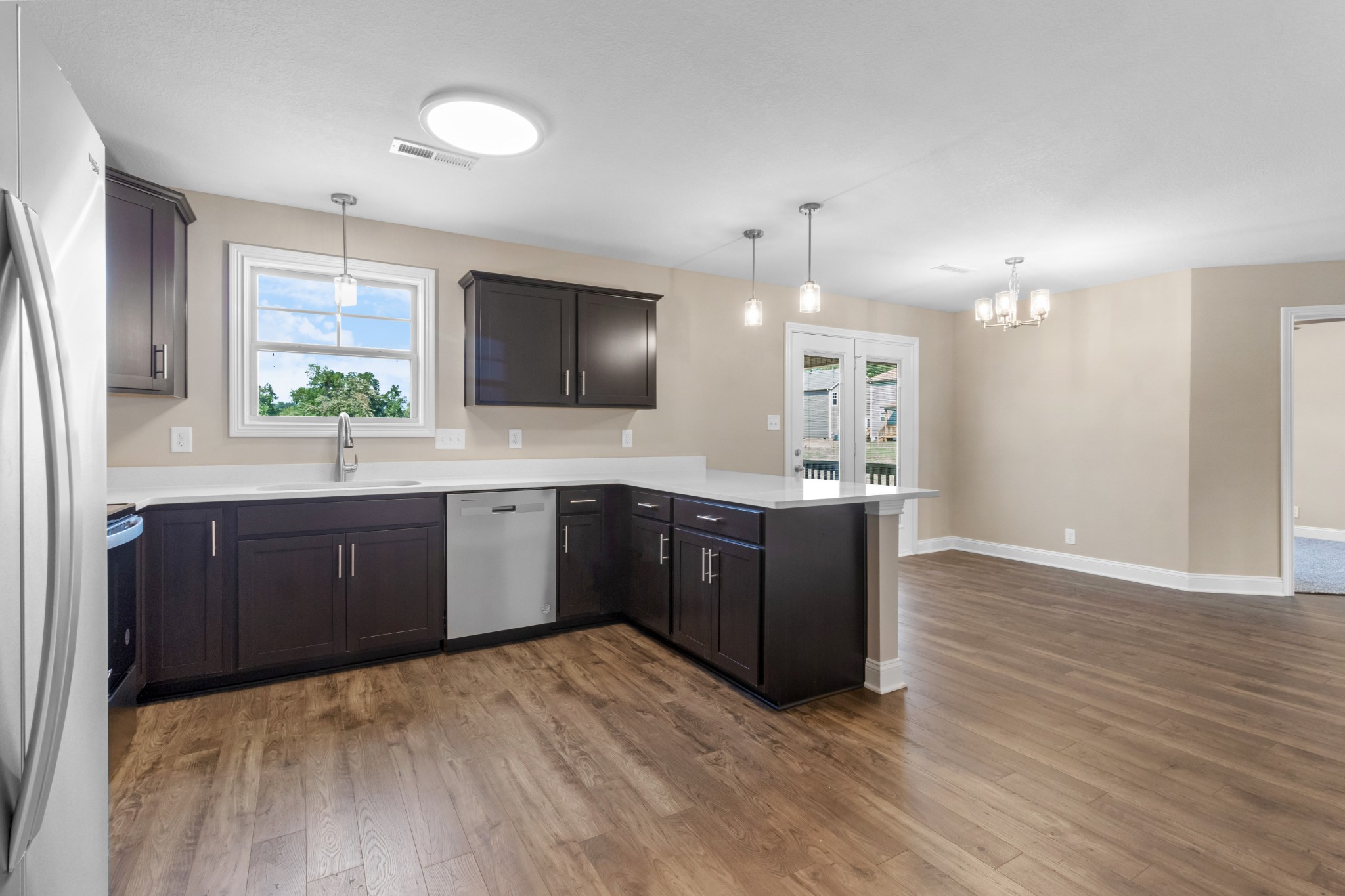 Clarksville, Tennessee 37043, United States, 5 Bedrooms Bedrooms, ,3 BathroomsBathrooms,Residential,Active,58060