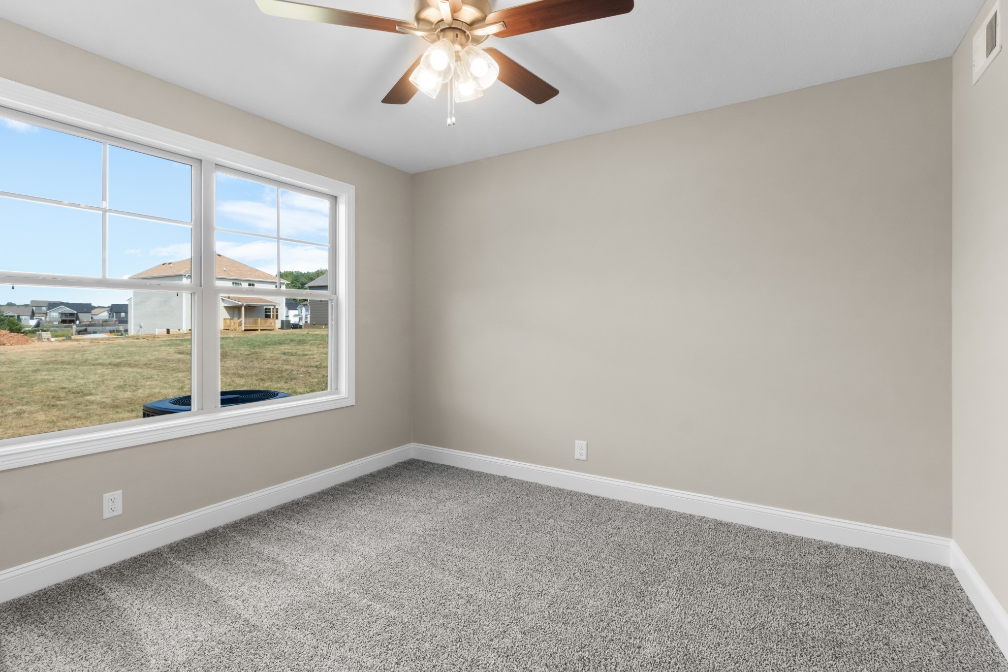 Clarksville, Tennessee 37043, United States, 5 Bedrooms Bedrooms, ,3 BathroomsBathrooms,Residential,Active,58060