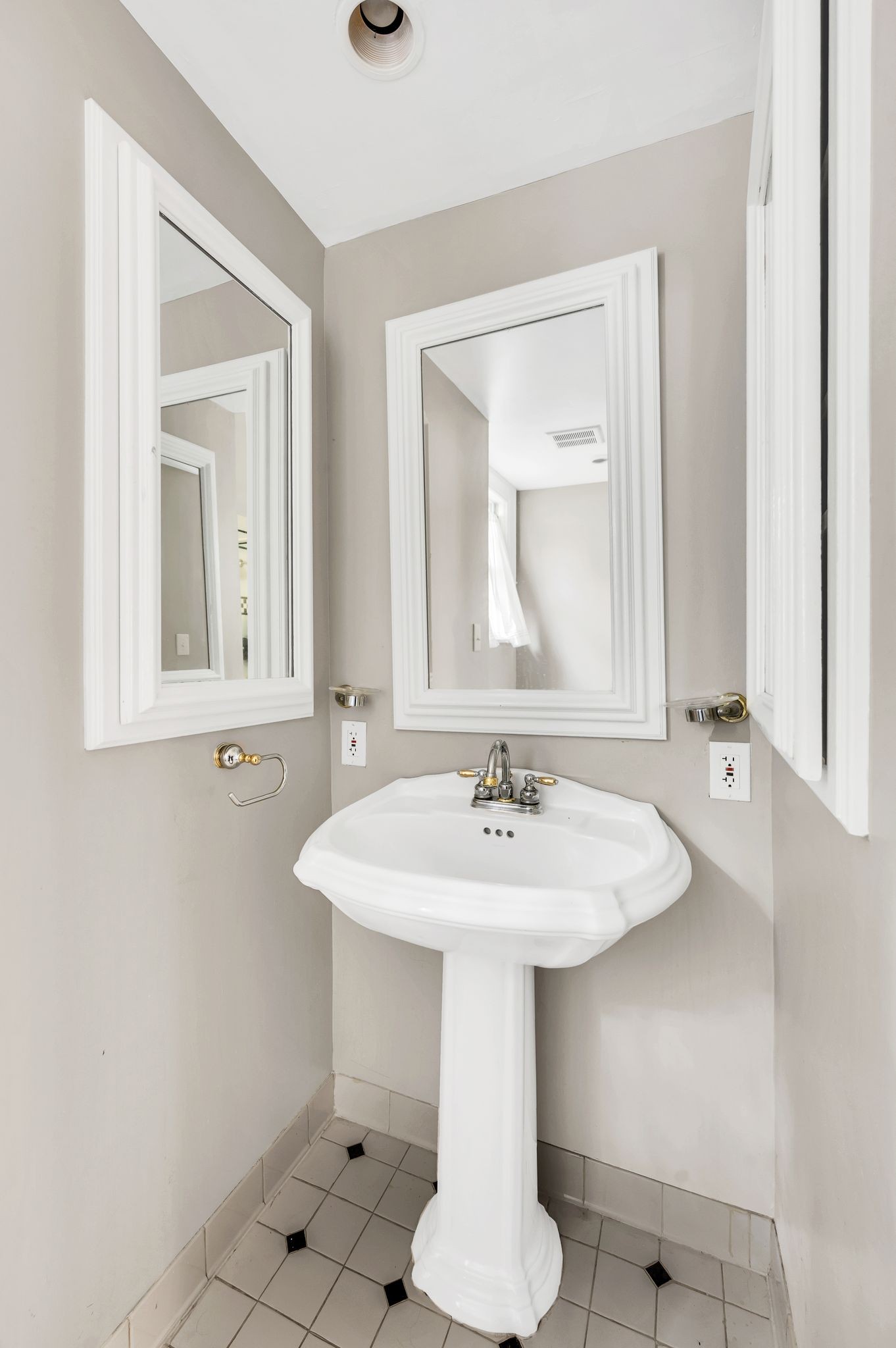 Nashville, Tennessee 37215, United States, 3 Bedrooms Bedrooms, ,2 BathroomsBathrooms,Residential,Active,39904