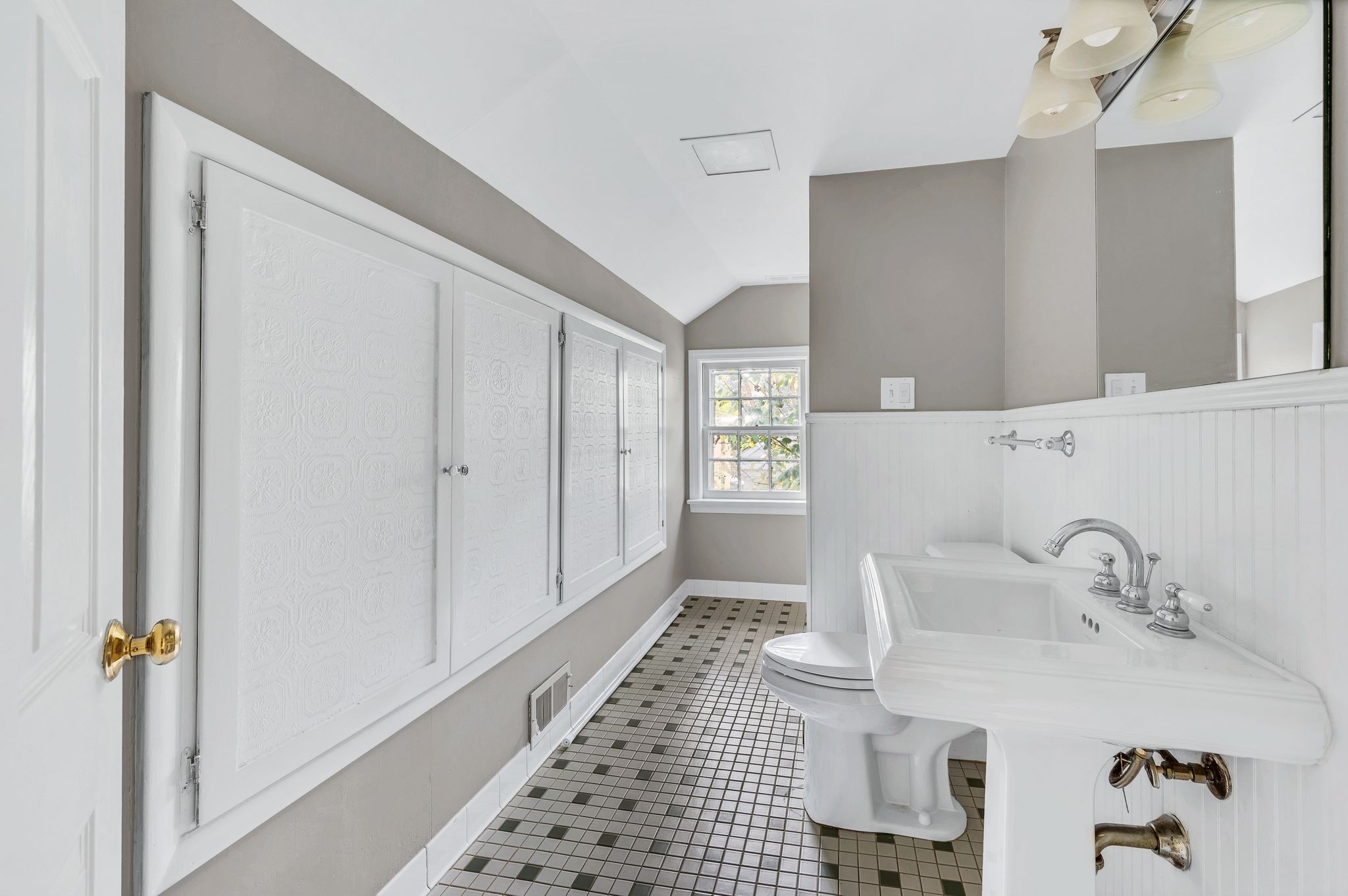 Nashville, Tennessee 37215, United States, 3 Bedrooms Bedrooms, ,2 BathroomsBathrooms,Residential,Active,39904