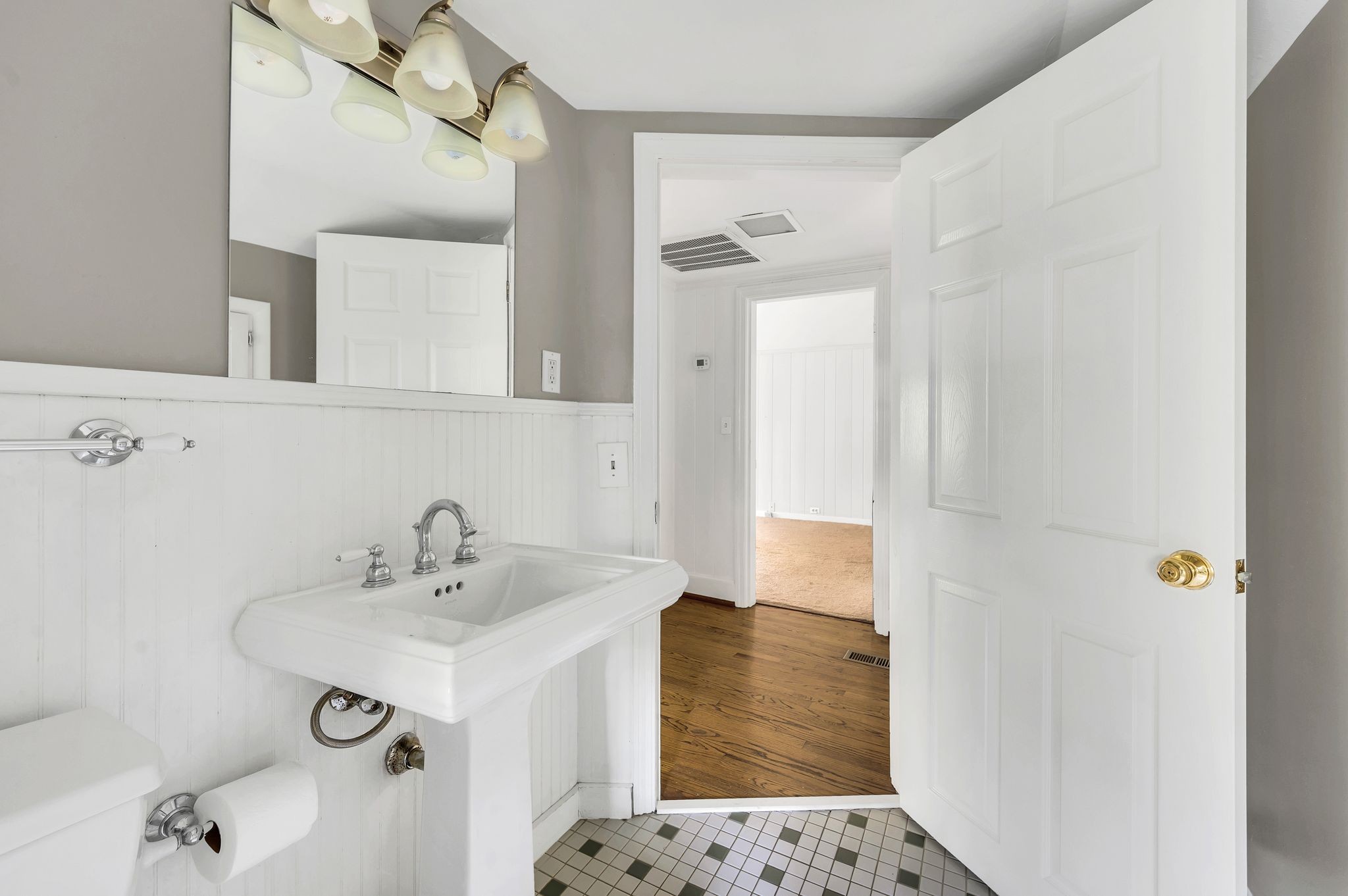 Nashville, Tennessee 37215, United States, 3 Bedrooms Bedrooms, ,2 BathroomsBathrooms,Residential,Active,39904