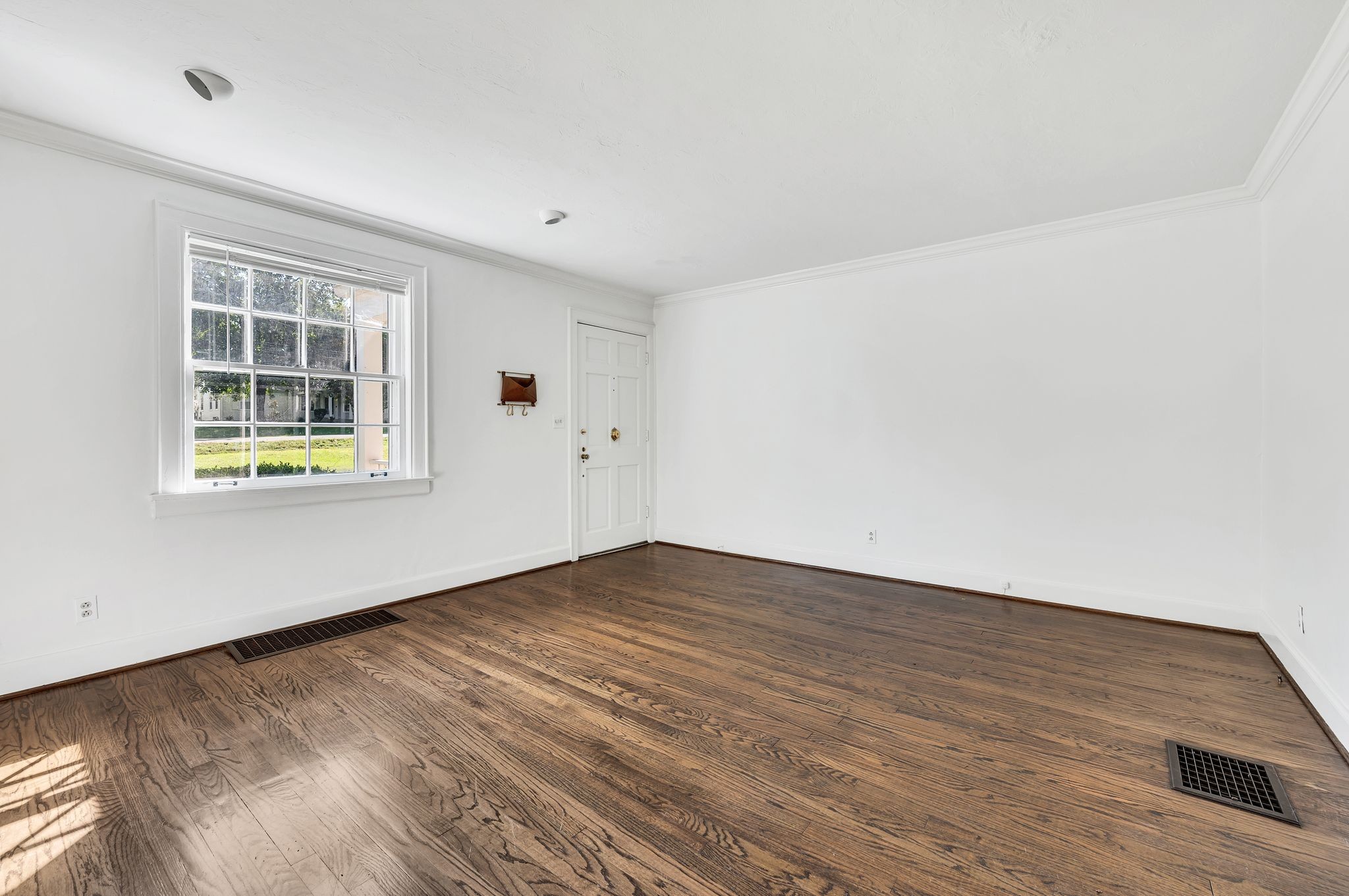 Nashville, Tennessee 37215, United States, 3 Bedrooms Bedrooms, ,2 BathroomsBathrooms,Residential,Active,39904