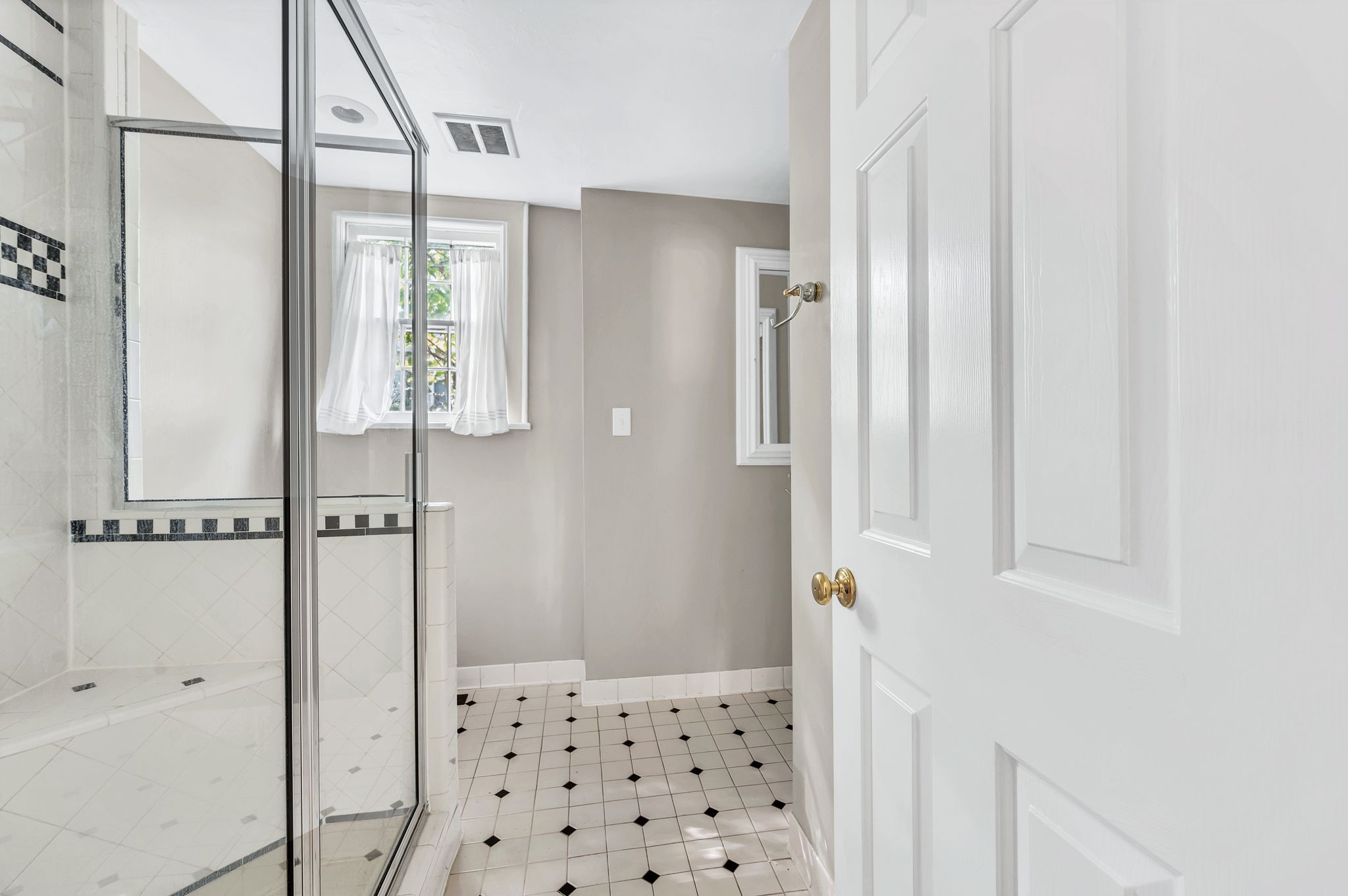 Nashville, Tennessee 37215, United States, 3 Bedrooms Bedrooms, ,2 BathroomsBathrooms,Residential,Active,39904