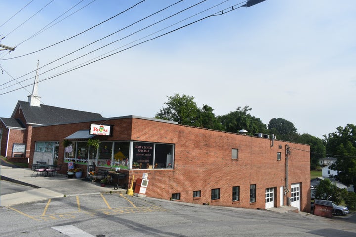 Photo 1 of 68 — 202 Third Ave W, Carthage, TN 37030