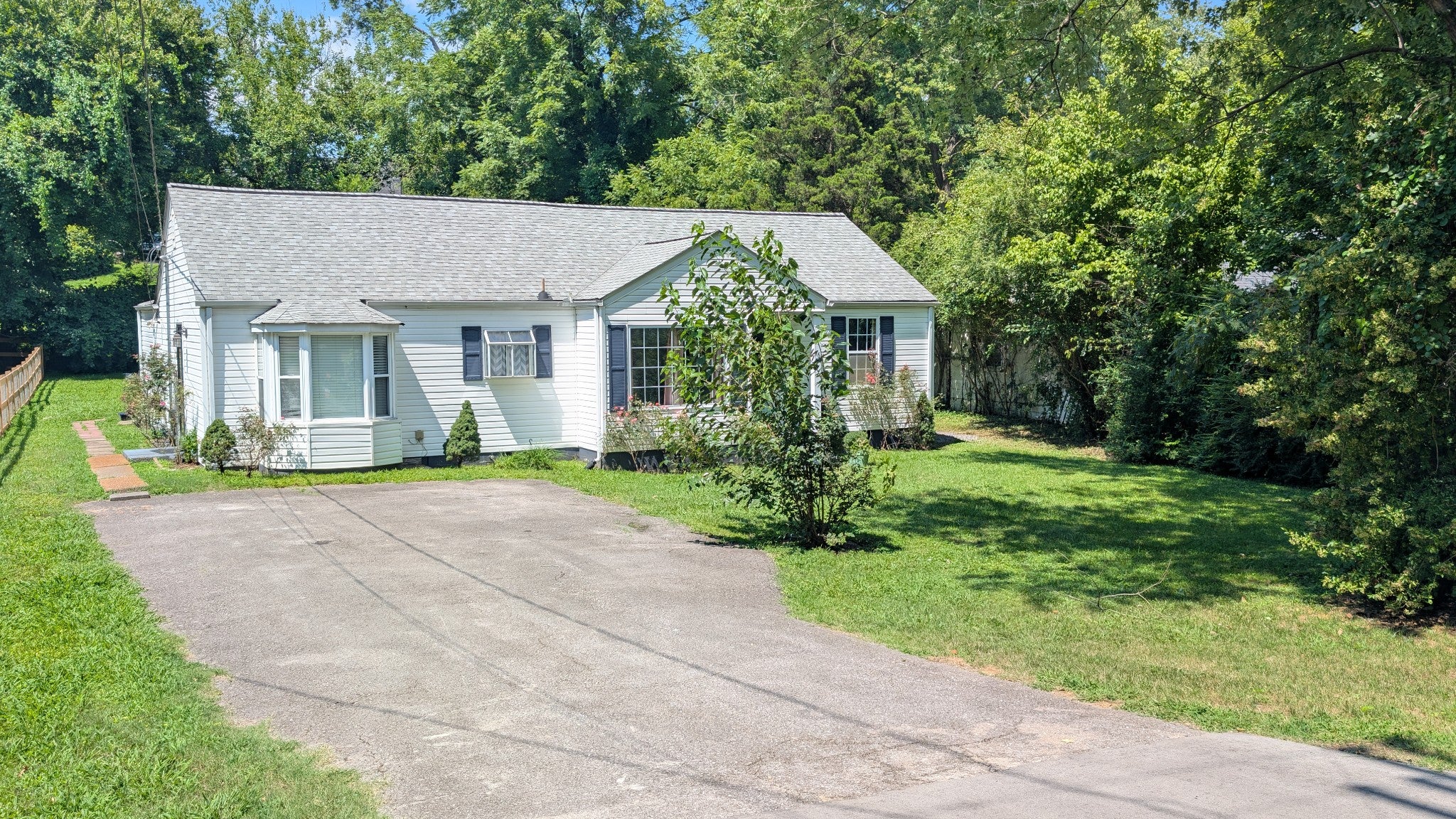 4-bed listing at 76 E Thompson Ln, Nashville
