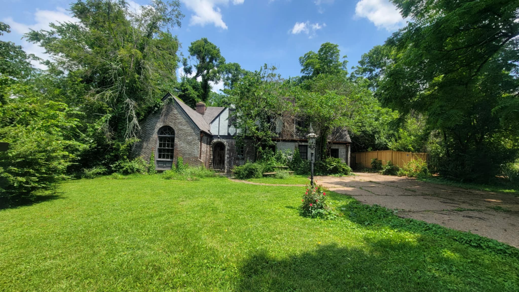 912 Wilson Blvd