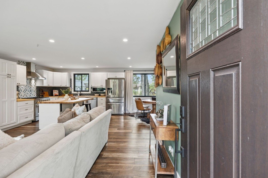 2210 Lynwood Dr