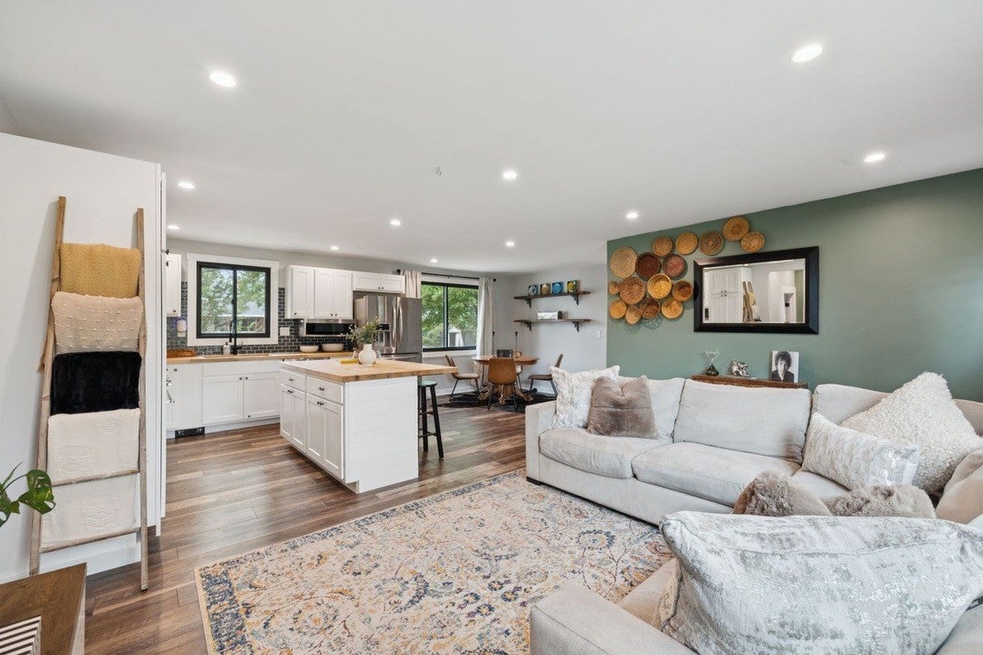 2210 Lynwood Dr